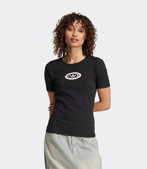 דגם לבוש של חולצת טי שחורה לאישה עם לוגו מותג אדידס, אופנת נשים CHOZEN