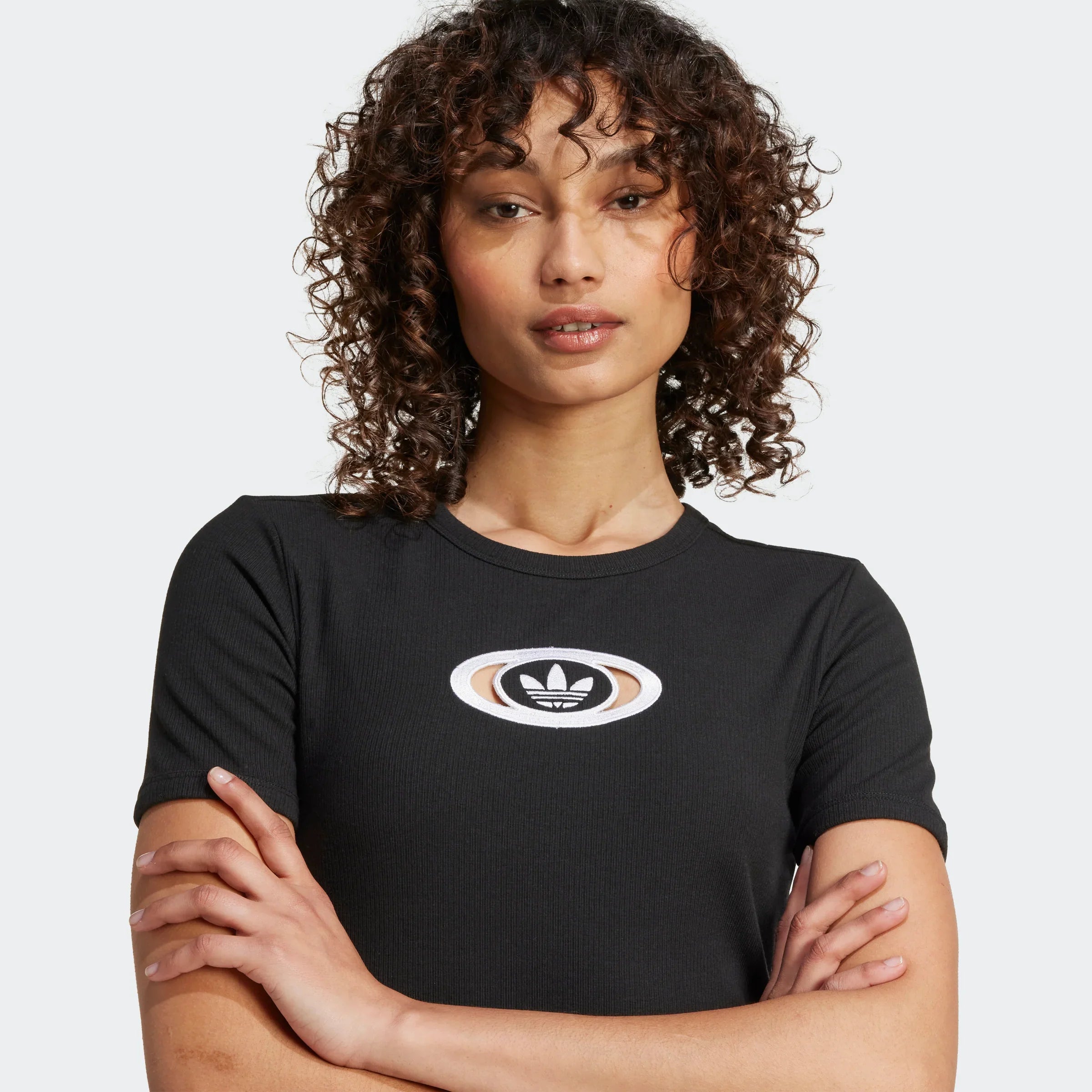 אישה לובשת חולצת טי שחורה עם לוגו אדידס, צילום תקריב, CHOZEN מותגים מובילים