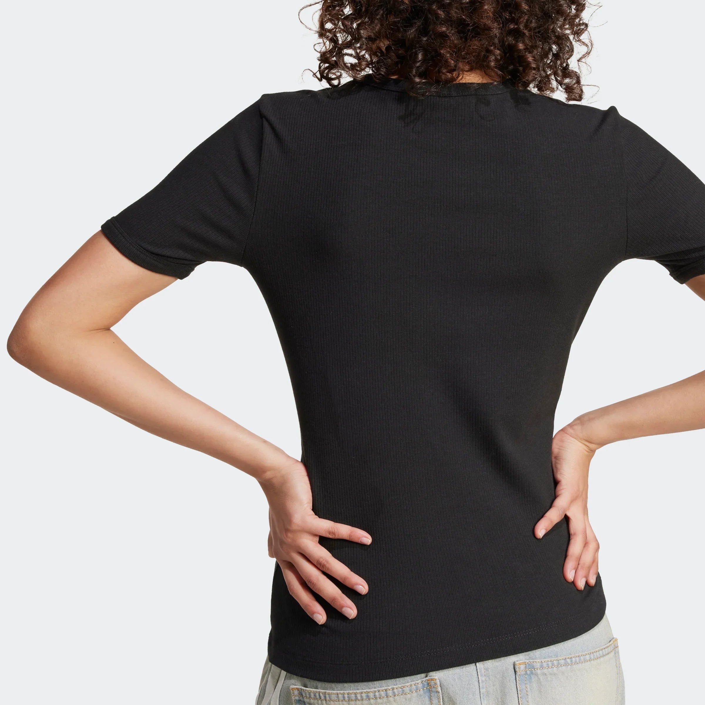 חולצת טי שחורה לנשים, מבט מהגב, קולקציית CHOZEN, דגם בסיסי ואופנתי