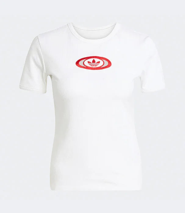 טי שירט לבנה לנשים עם לוגו אדום של אדידס, קולקציית CHOZEN, יבואן רשמי קבוצת אלפא