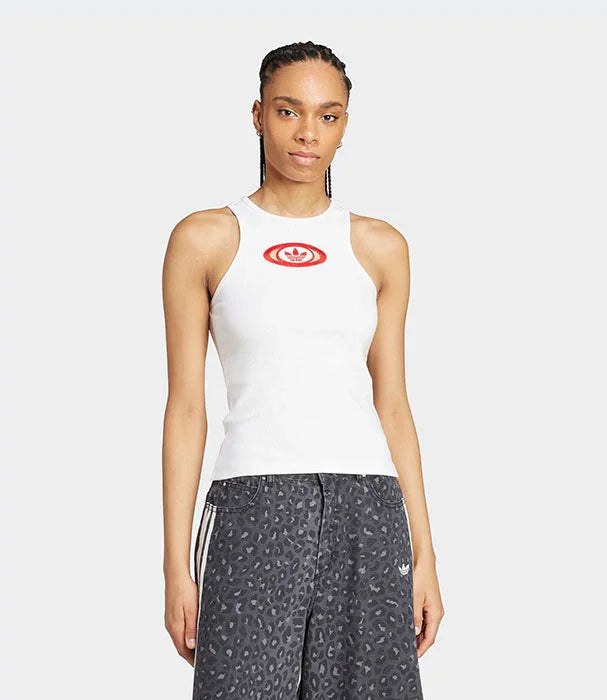 דוגמנית לובשת גופיית אדידס לבנה עם סמל אדום ומכנסיים שחורים, אופנה CHOZEN