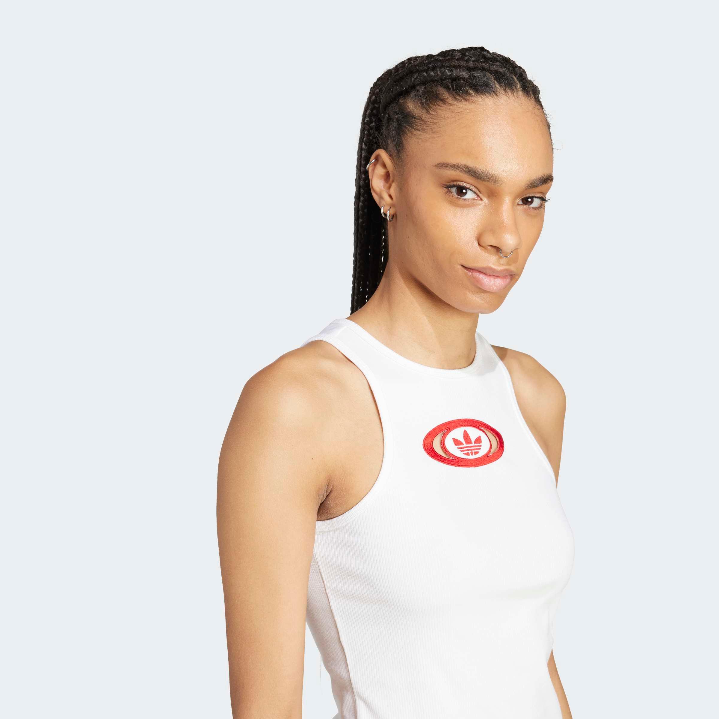 אישה לובשת גופיית טנק לבנה עם לוגו אדום של אדידס, CHOZEN מותגים מובילים