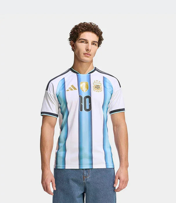 דגם גבר לובש חולצת כדורגל ארגנטינה, מדים רישמיים, ביגוד ספורט CHOZEN