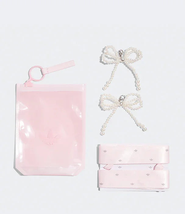 אביזרי עיצוב ורודים של אדידס: שני סרטים, זוג סיכות פנינים וקייס שקוף, צילום מוצר CHOZEN