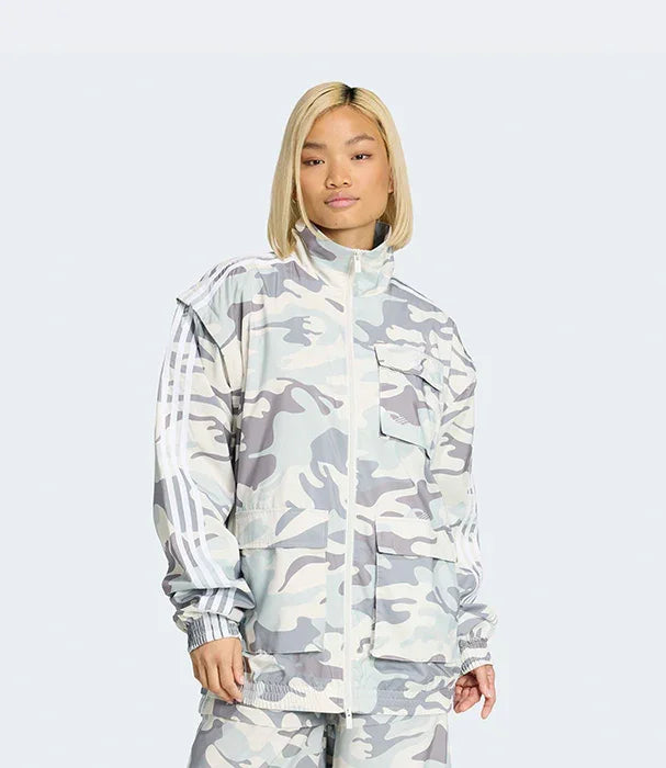 אישה עם מעיל ספורט קמופלאז' אפור ובז', אופנת רחוב CHOZEN, קבוצת אלפא