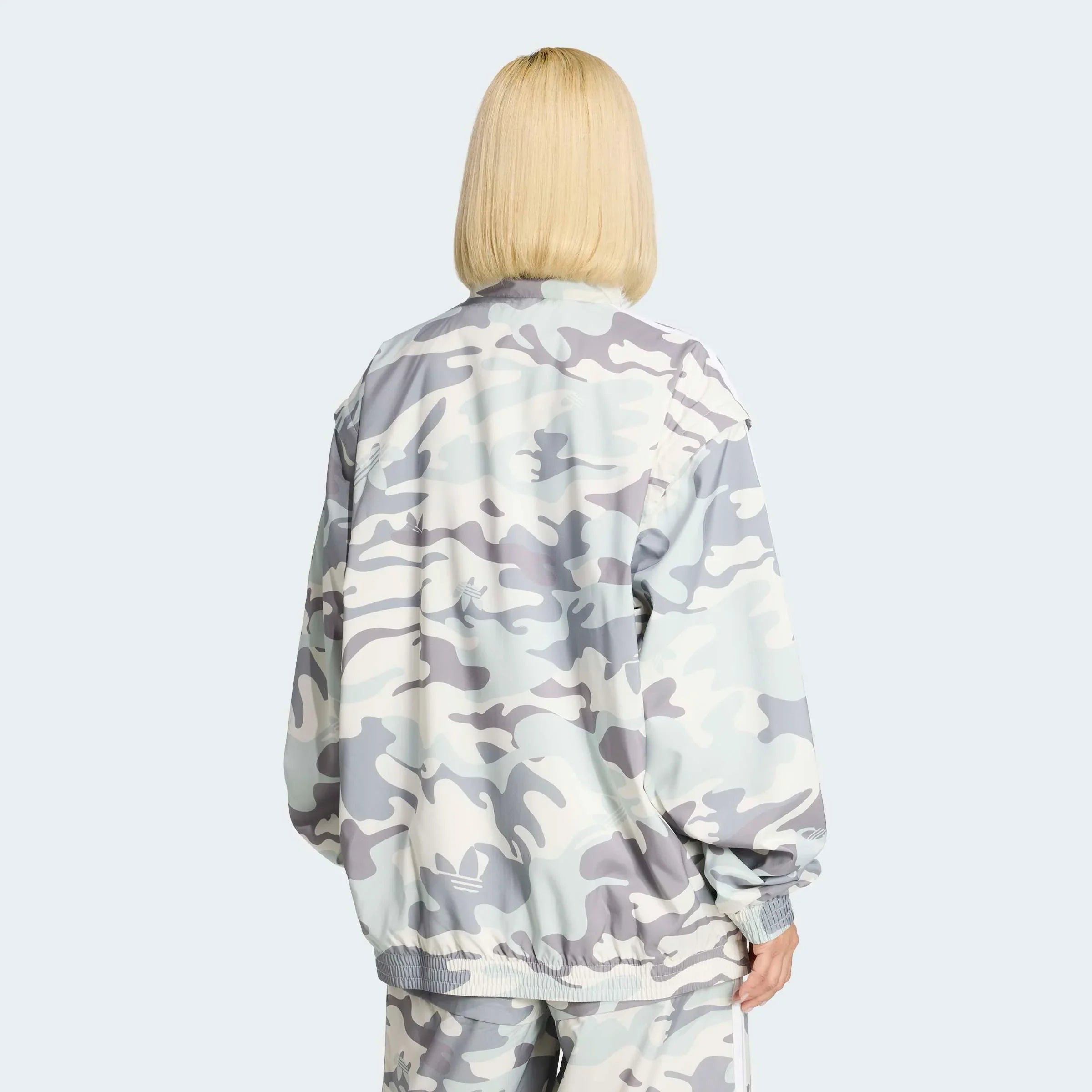 אישה במעיל אפור בהדפס קמופלאז' של CHOZEN, תצוגת גב, אופנת רחוב יוקרתית