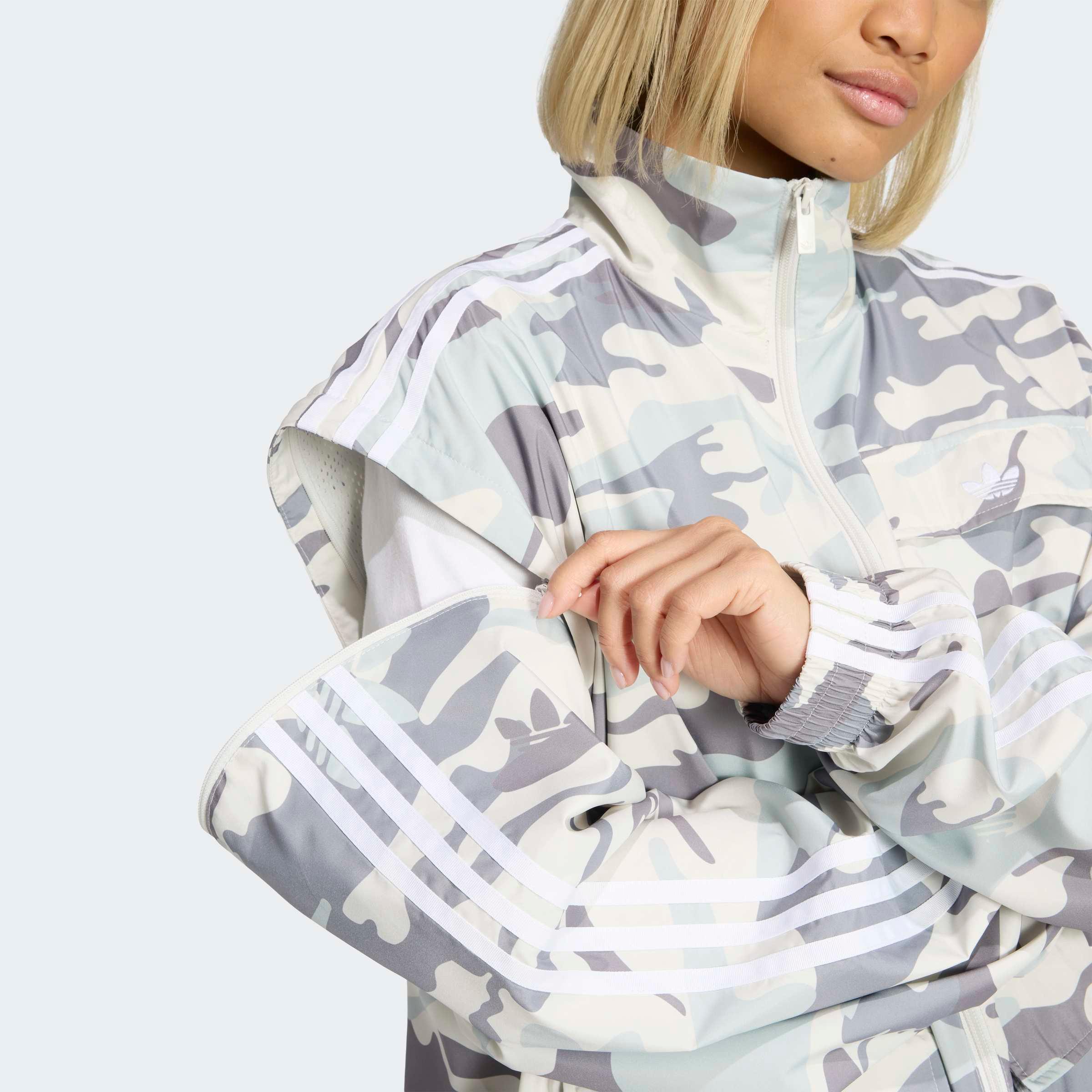 אישה לובשת מעיל אדידס קמופלאז' אפור, צילום תקריב, אופנת רחוב מ-CHOZEN