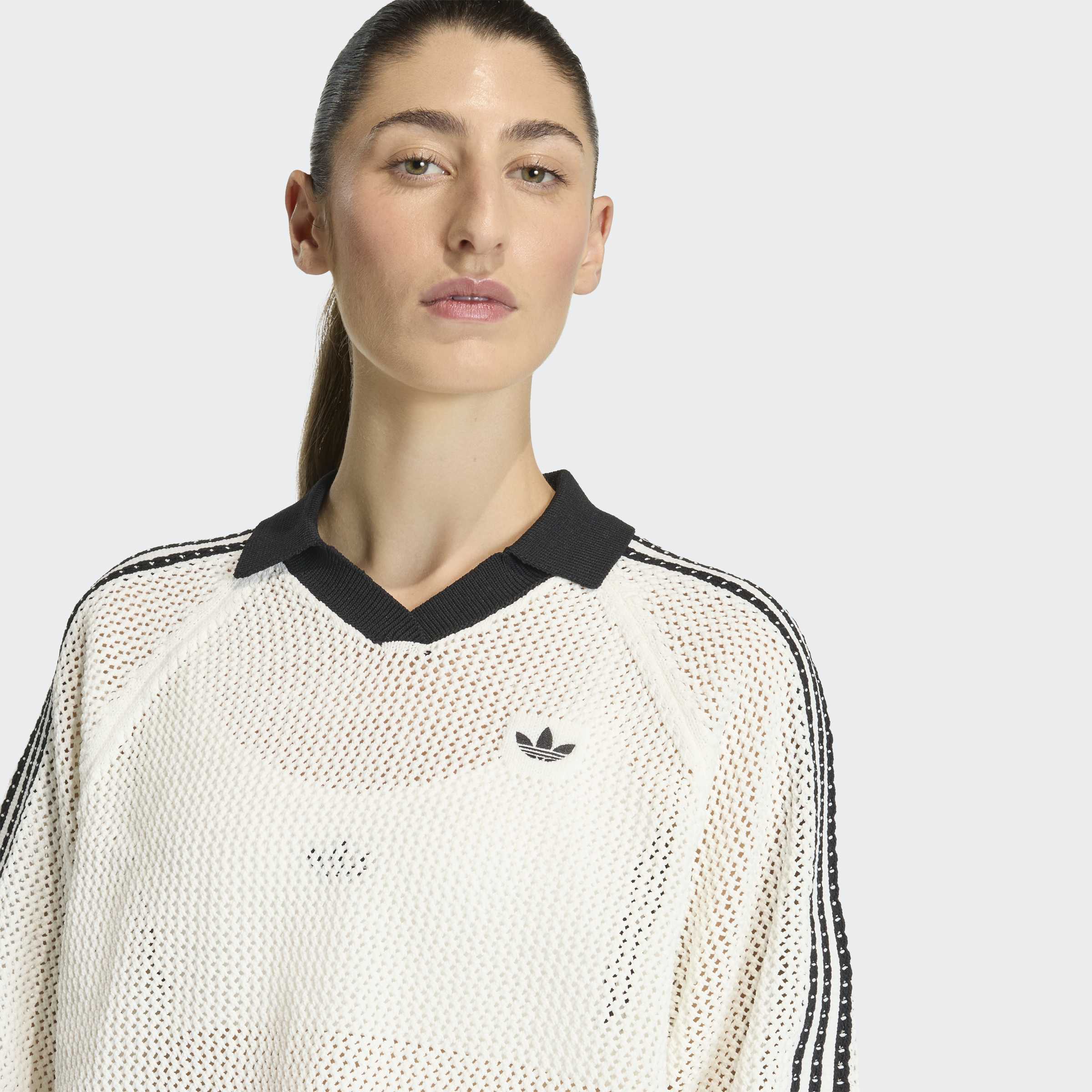 גופיית רשת אופנתית לנשים בצבע לבן עם שרוול קצר, צווארון שחור וסמל לוגו רקום