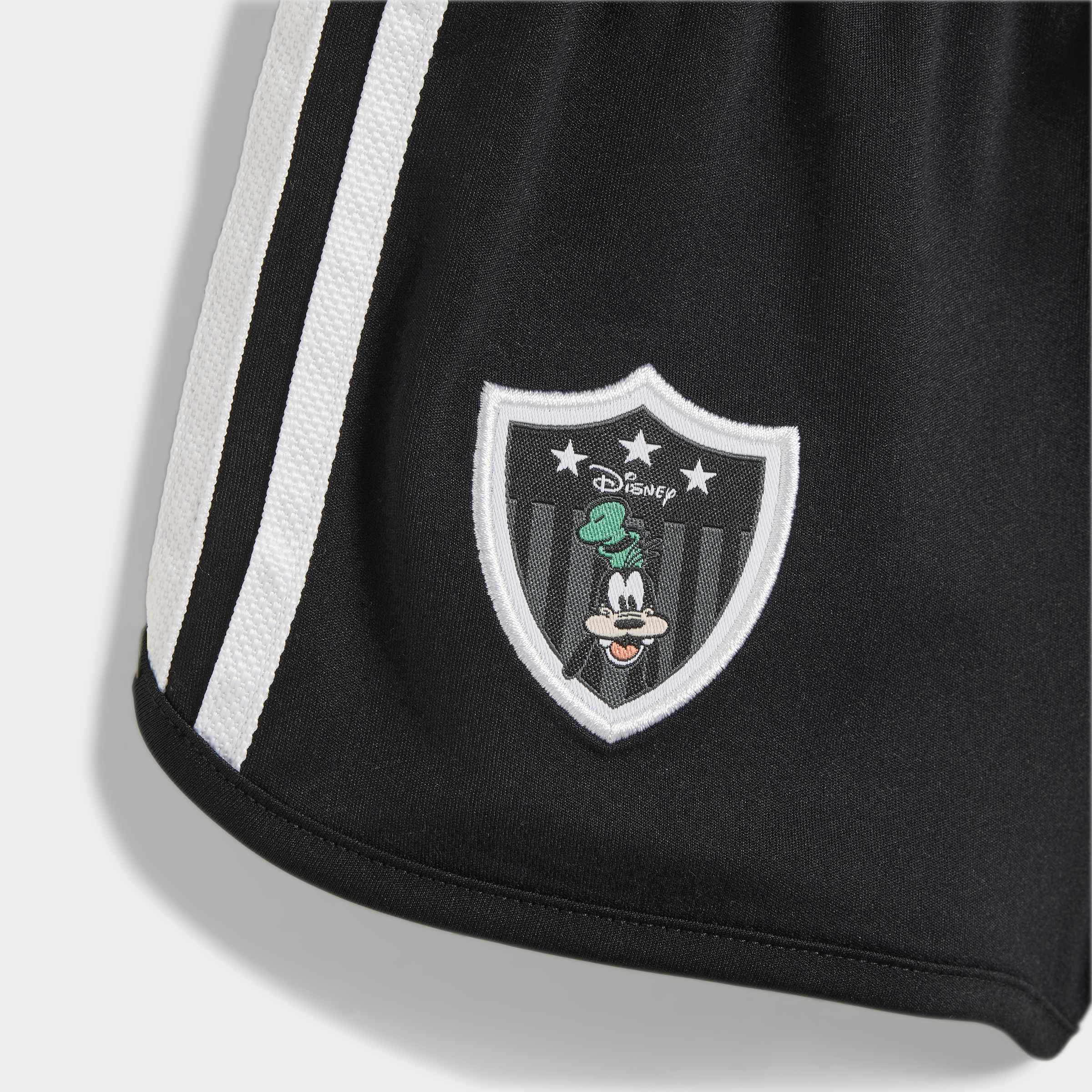 מכנסי ספורט שחורים עם פסי צד לבנים וסמל דיסני מצויר