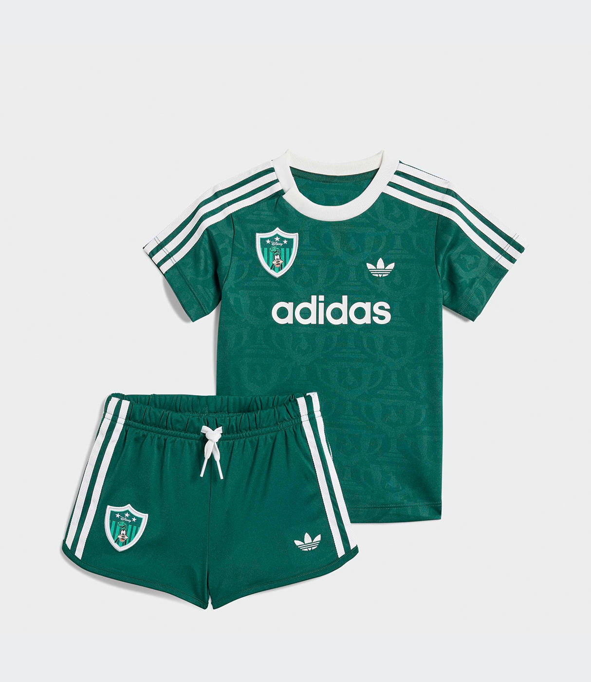 סט חולצת טריקו ומכנסיים קצרים ירוקים לילדים עם פסים וסמל adidas