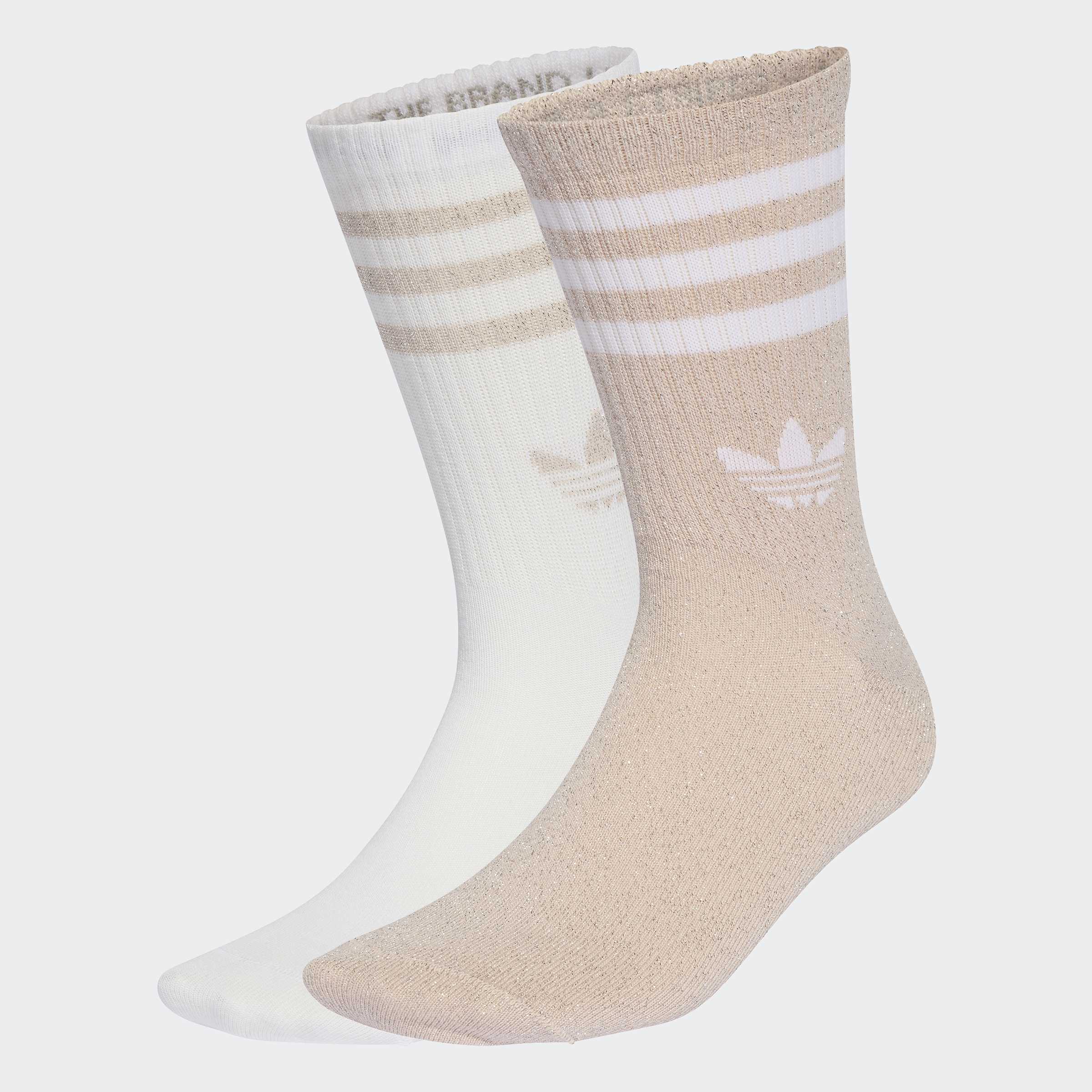 גרביים גבוהות בצבעי בז' ולבן עם פסים וסמל על הרקע, צילום אולפן