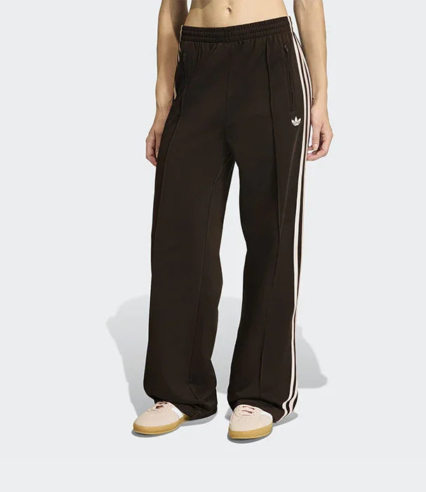 מכנסי אדידס שחורים עם פסים לבנים לאורך הצד, מבית קבוצת אלפא CHOZEN