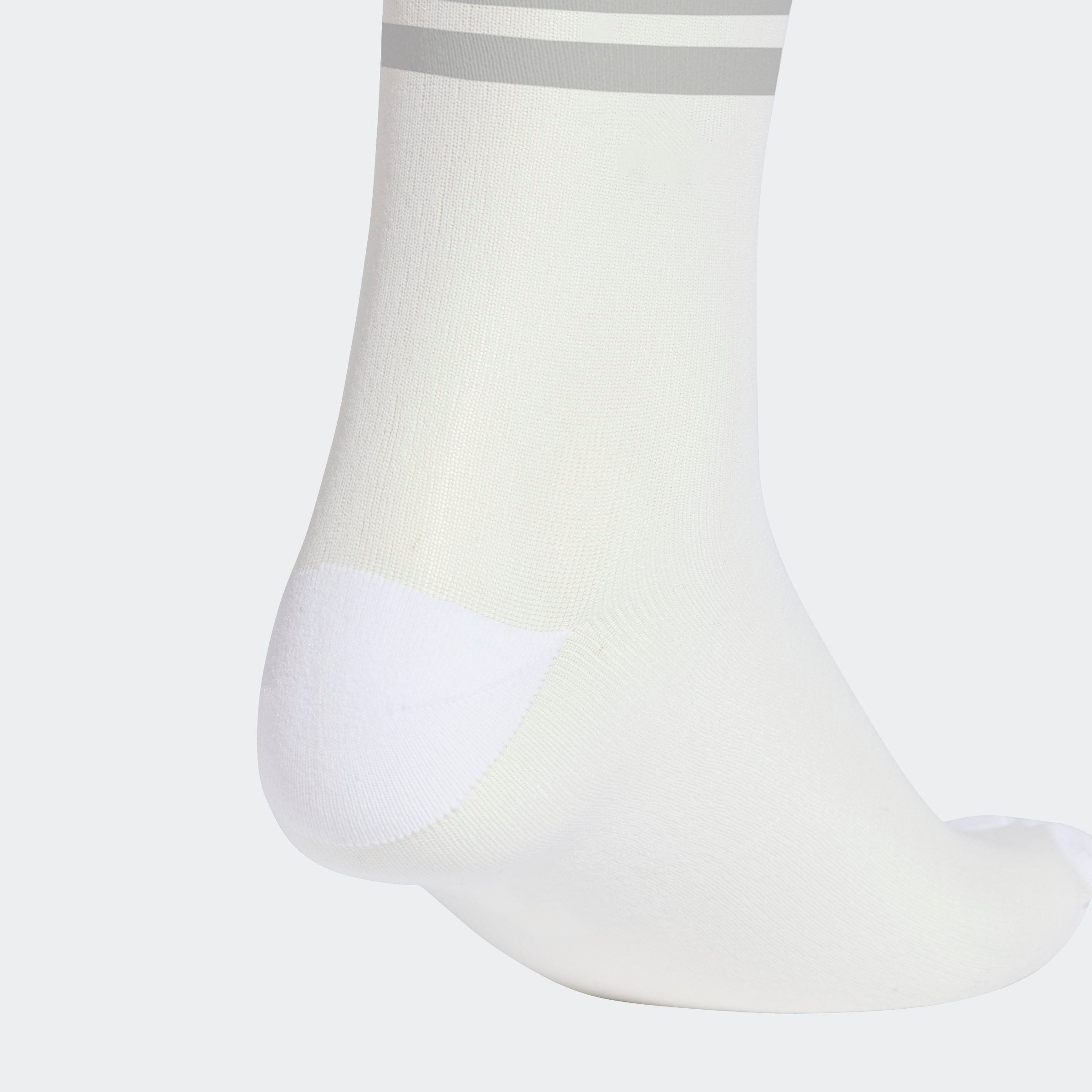 גרב ספורט לבן עם פס אפור, תקריב על העקב, עיצוב אלגנטי ונוחות