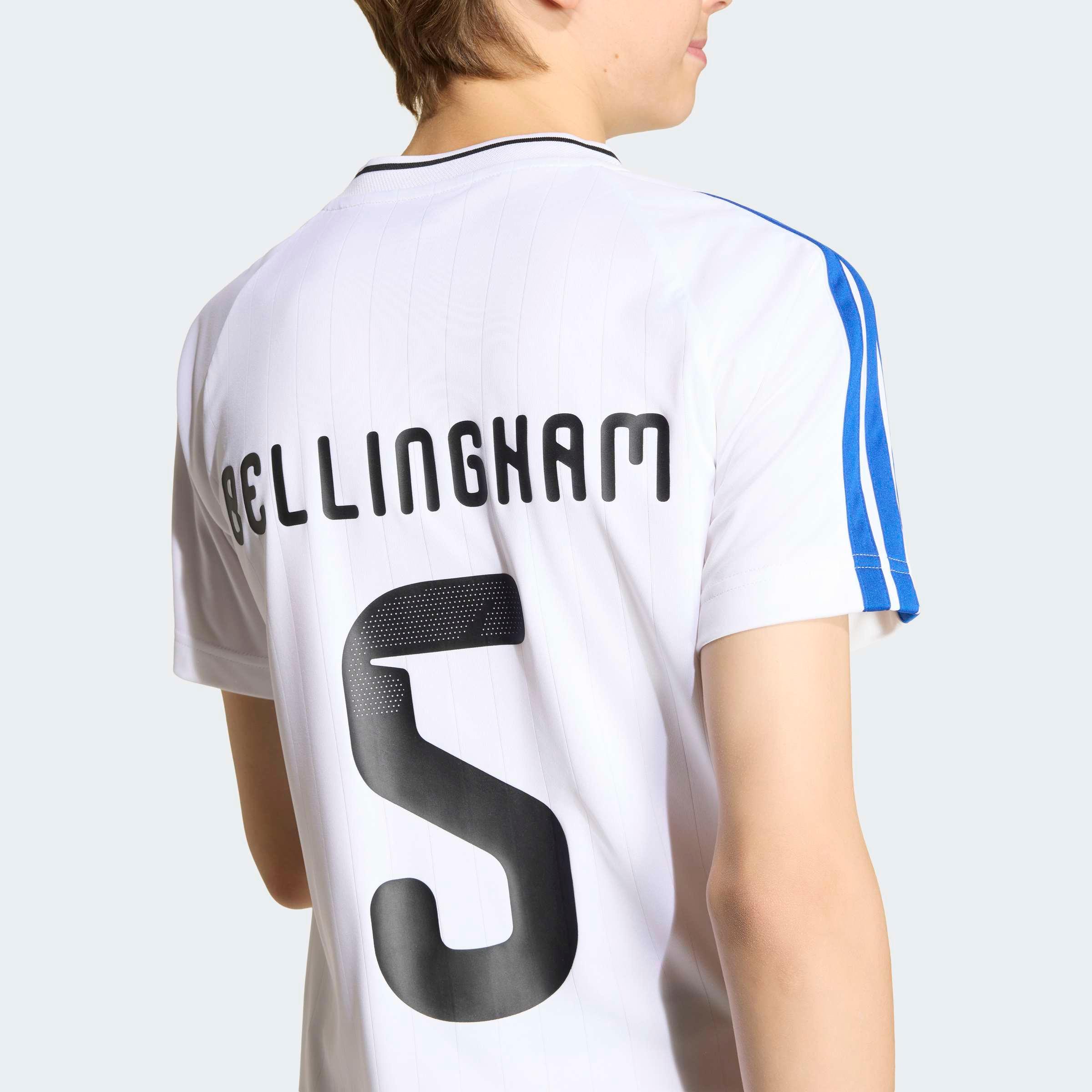 חולצת כדורגל לבנה עם פסי כתף כחולים, כיתוב 'BELLINGHAM' ומספר 5 בגב