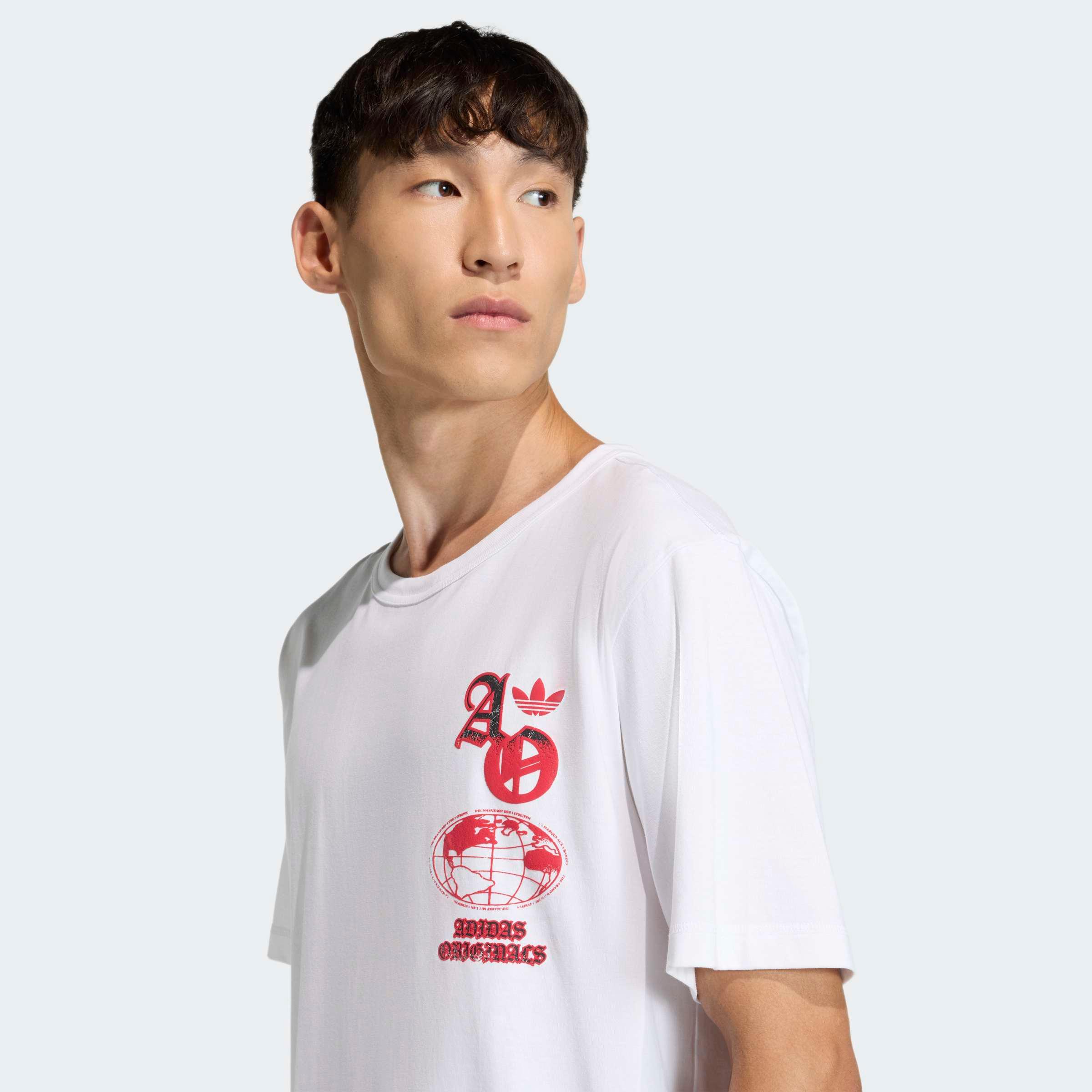 דוגמן לובש חולצת טי שירט לבנה עם הדפס אדום של Adidas Originals, צילום לאתר CHOZEN