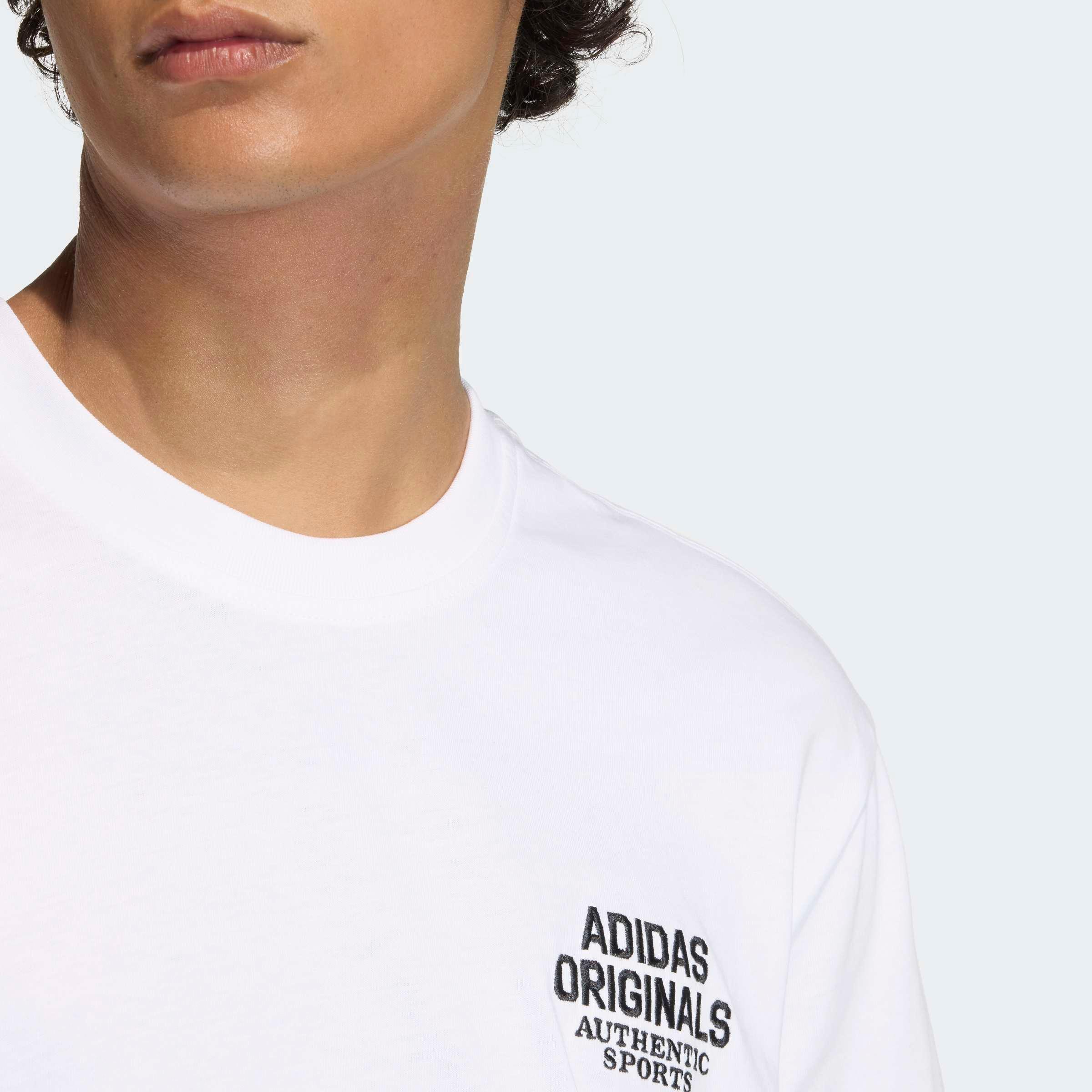 חולצת טי לבנה לגברים עם לוגו Adidas Originals, צולם מקרוב לאתר CHOZEN
