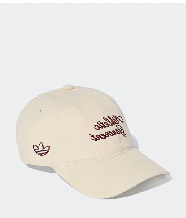 כובע אדידס קרם עם לוגו רקום, צילום מקצועי מוצר באתר CHOZEN