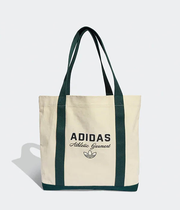 תיק בד אדידס שמנת עם רצועות ירוק כהה ולוגו, צילום מוצר ל-CHOZEN