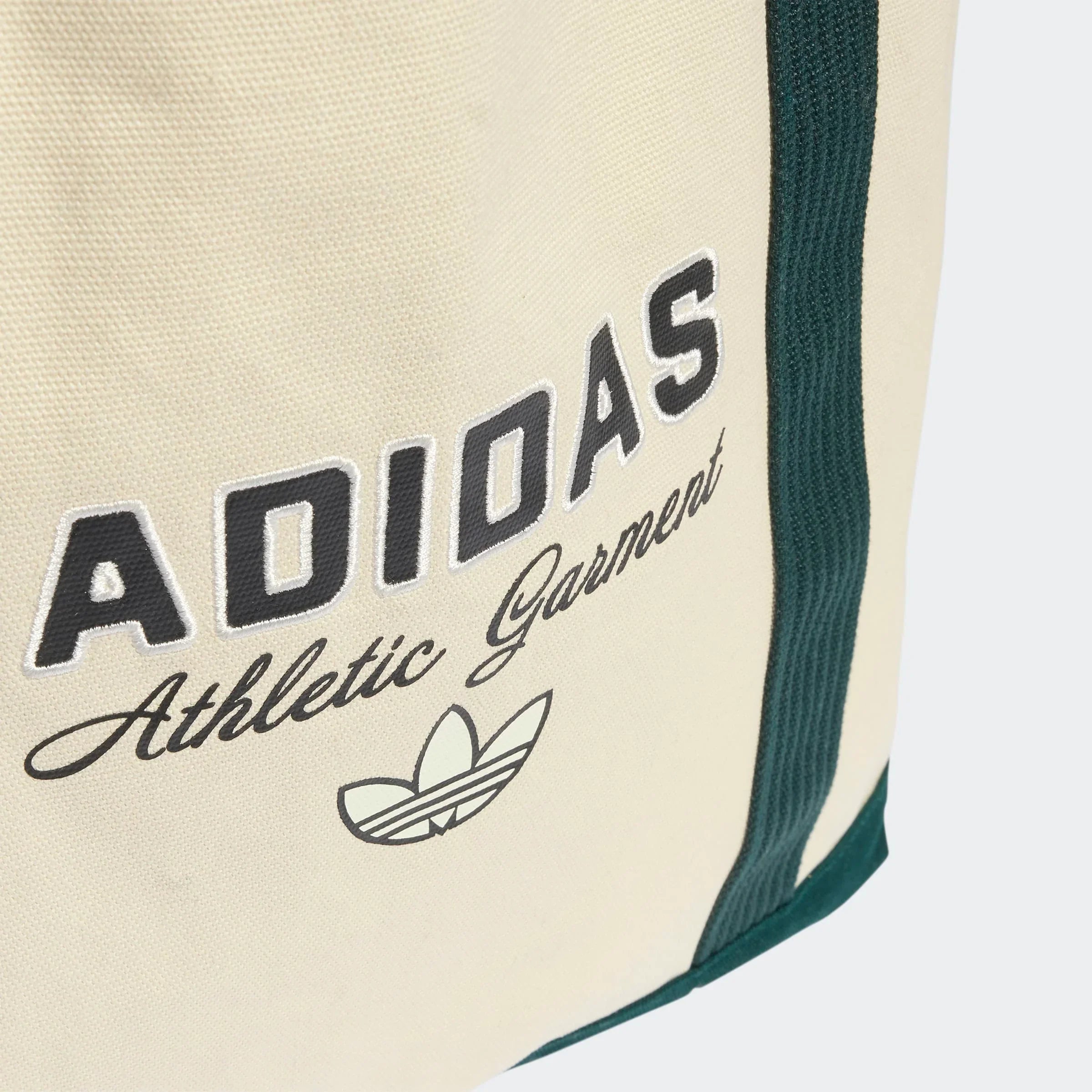 תקריב תיק אדידס בד בז', לוגו Adidas, פס ירוק, קולקציית בגדי ספורט מותגים מובילים CHOZEN