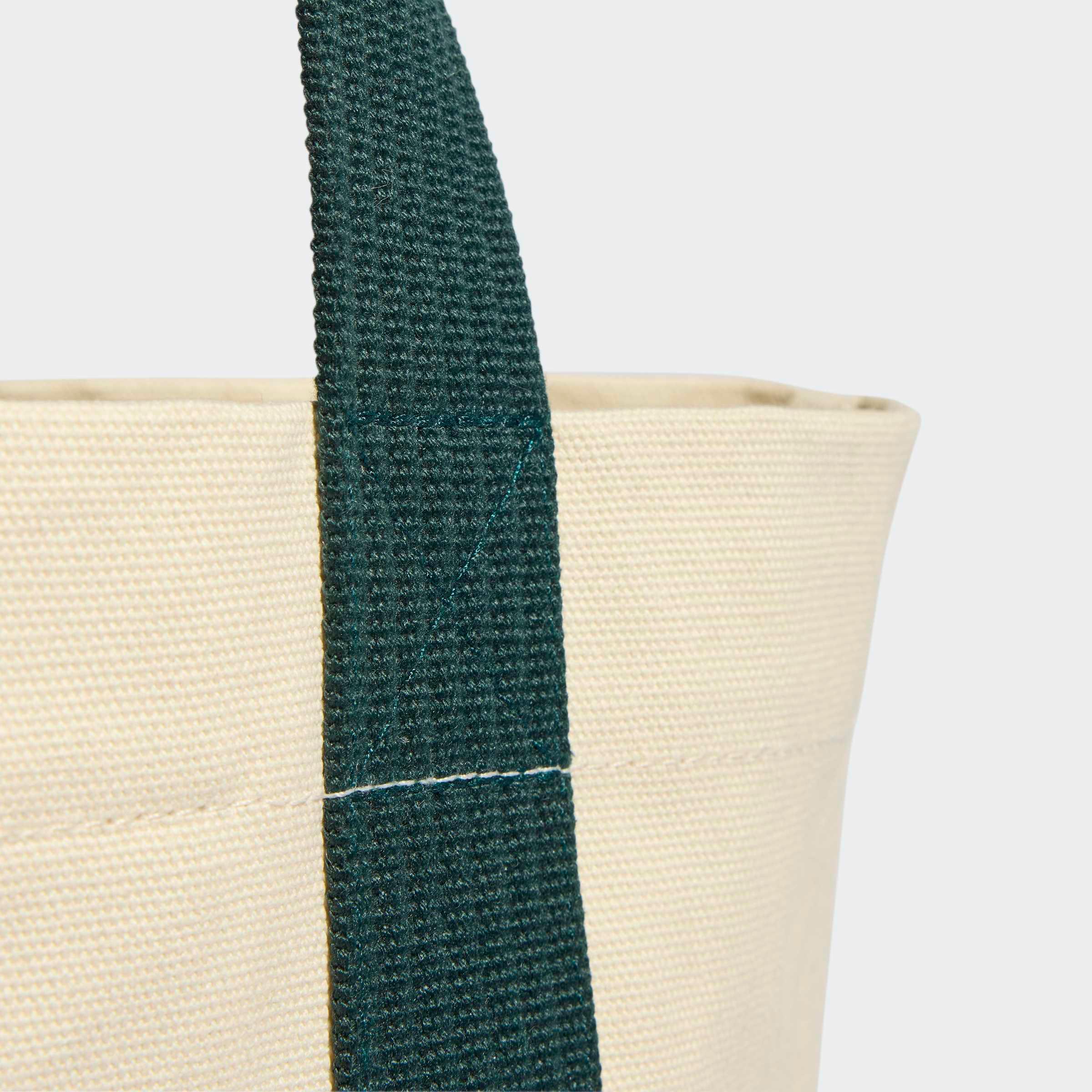 פרט תיק קנבס בז' עם ידית ירוקה מבית CHOZEN, צילום תקריב על תפירה איכותית