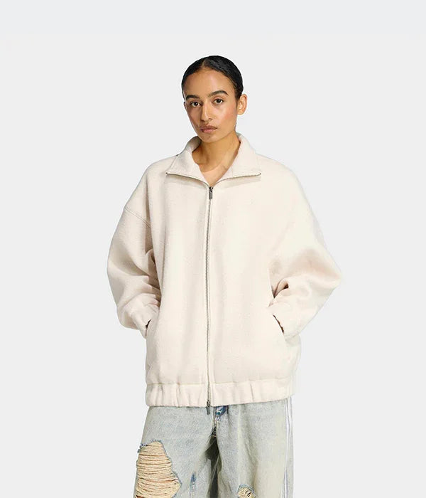 דוגמנית לובשת ג'קט פליז בז' רחב של מותג אופנה מוביל, מכנסי ג'ינס קרועים, CHOZEN