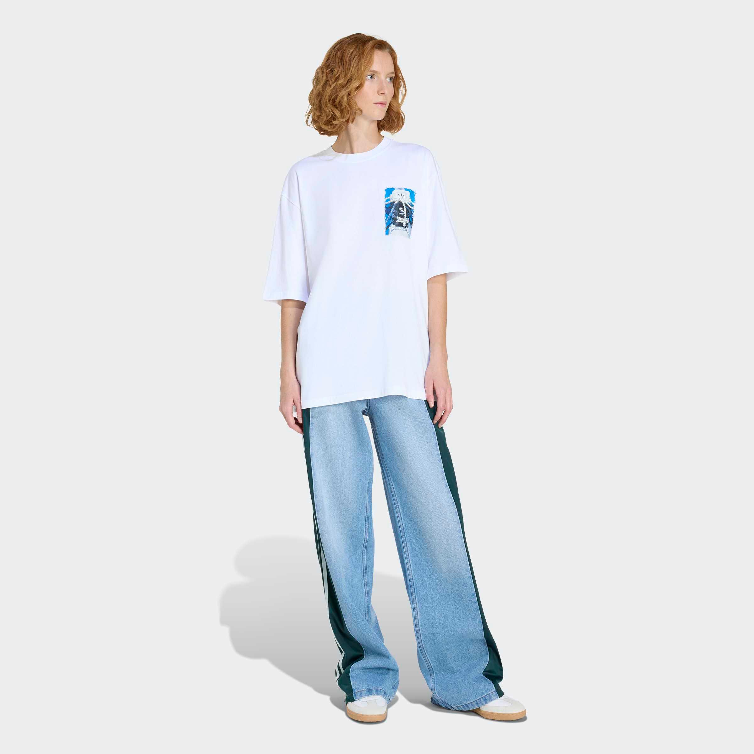 דוגמנית עם חולצת טי לבנה והדפס כחול, מכנסי ג'ינס רחבים, אופנת רחוב מ-CHOZEN