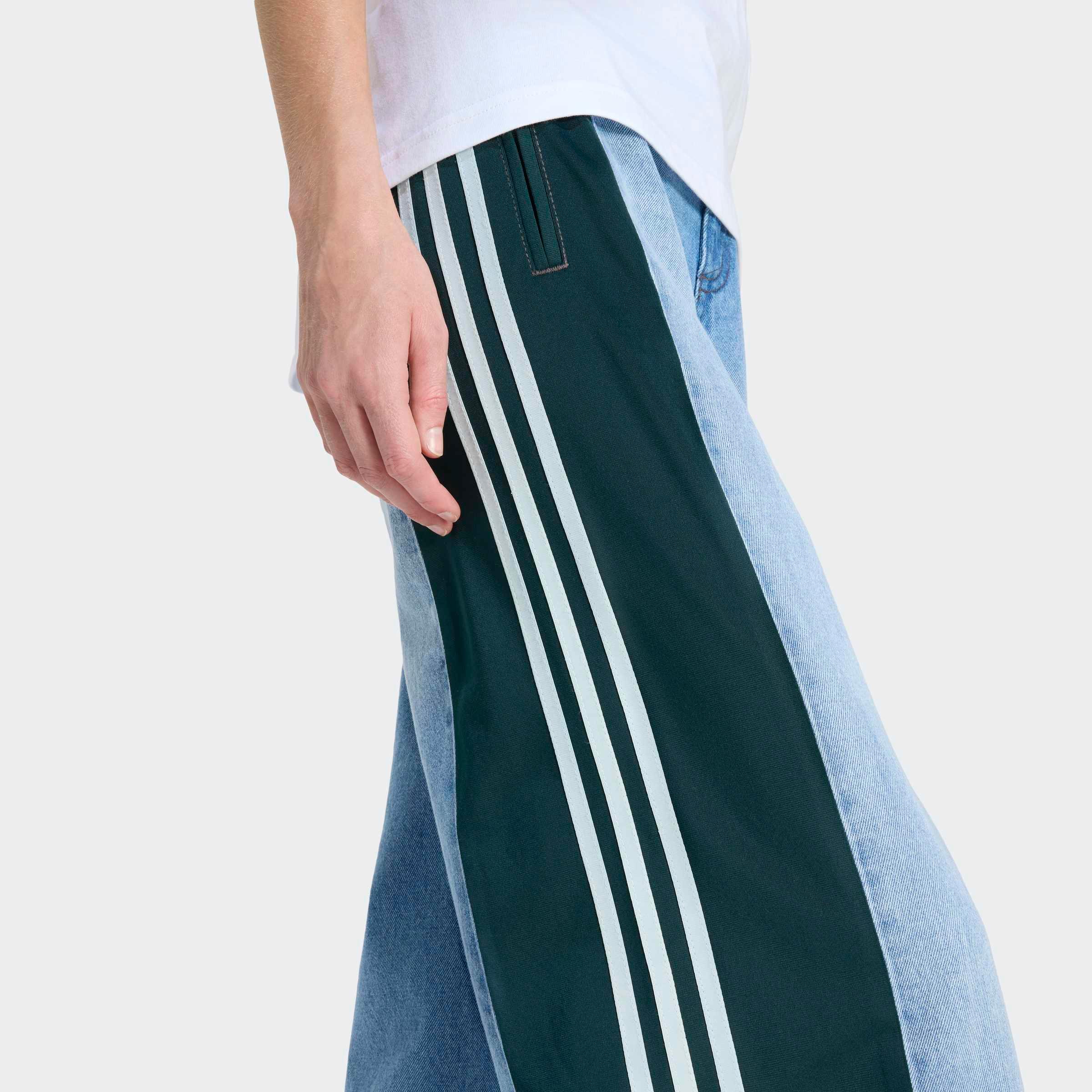 מכנסי ג'ינס משולבים עם פסי ספורט, צילום תקריב על דגם, ביגוד CHOZEN