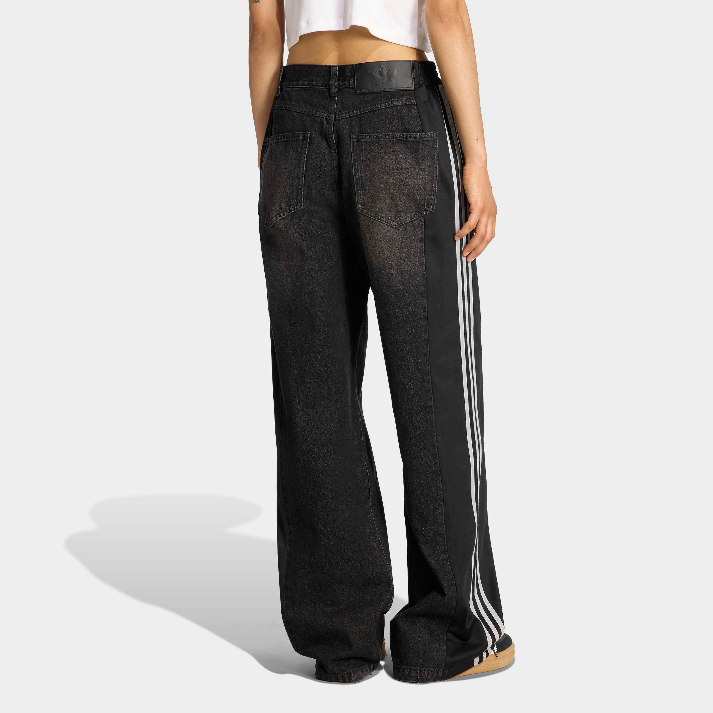 מכנסי ג'ינס שחורים עם פסי צד לבנים לאישה, מבט אחורי, אופנה CHOZEN