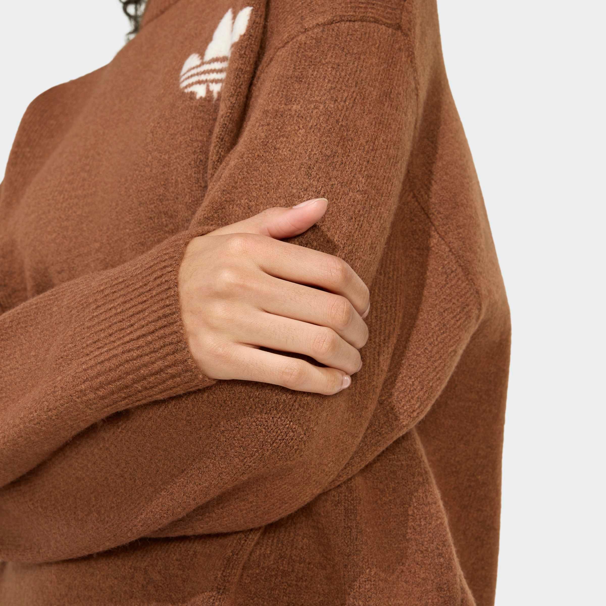 סוודר חום על דוגמנית עם לוגו אדידס, אופנת חורף ב-CHOZEN