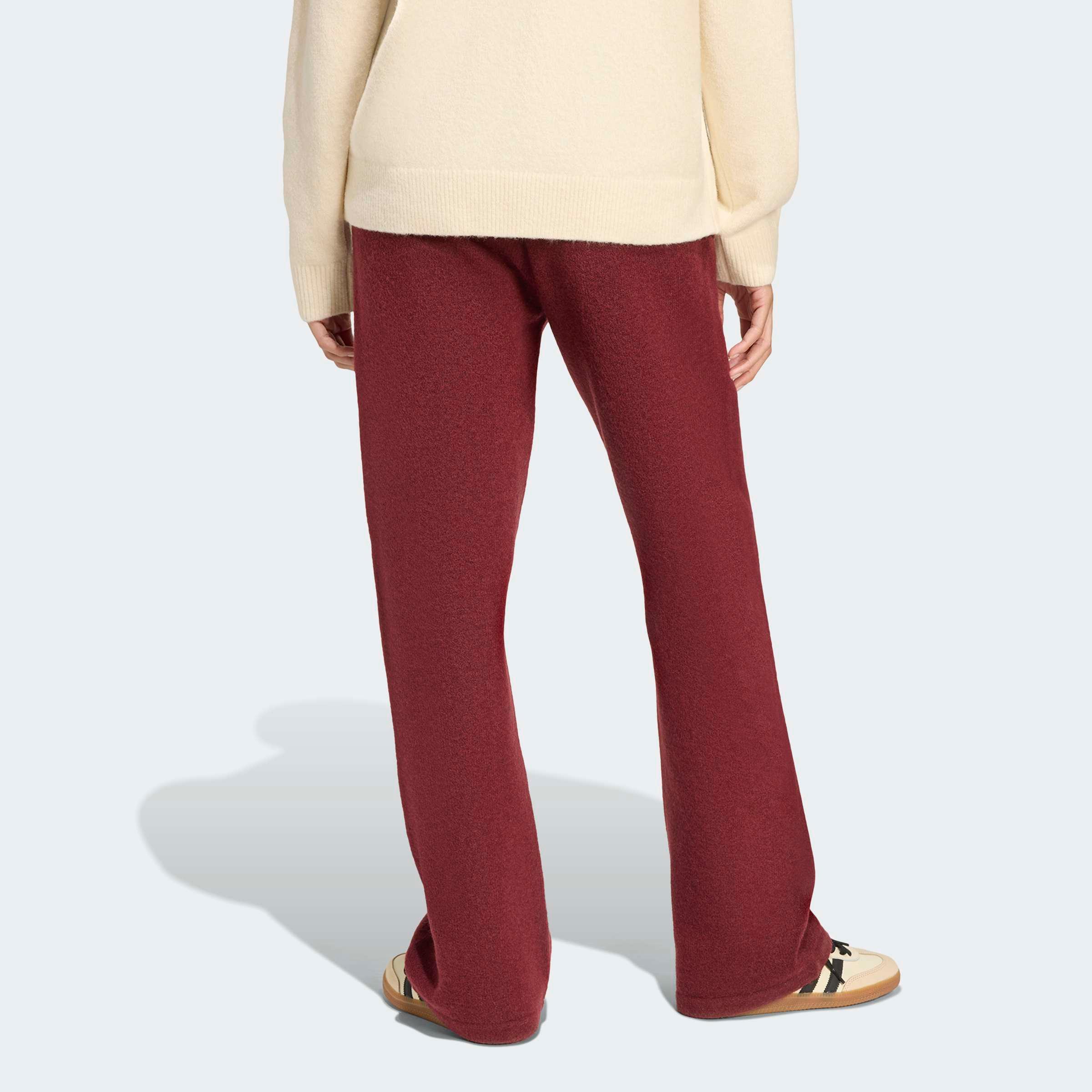 אישה לובשת מכנסיים בורדו וסוודר שמנת, צילום גב, ביגוד CHOZEN