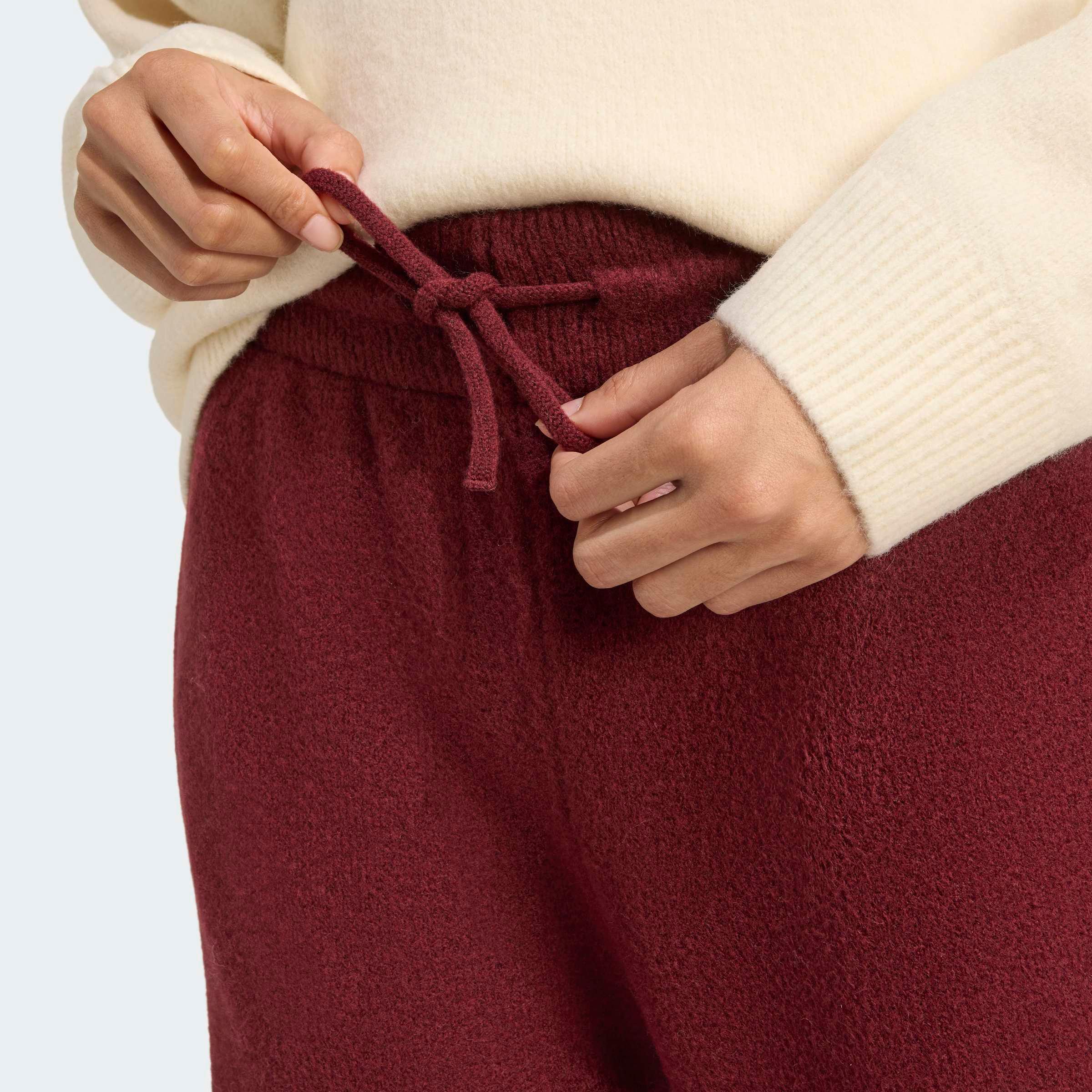 מבט מקרוב על מכנסי טרנינג בורדו עם שרוך, דגם אופנה CHOZEN