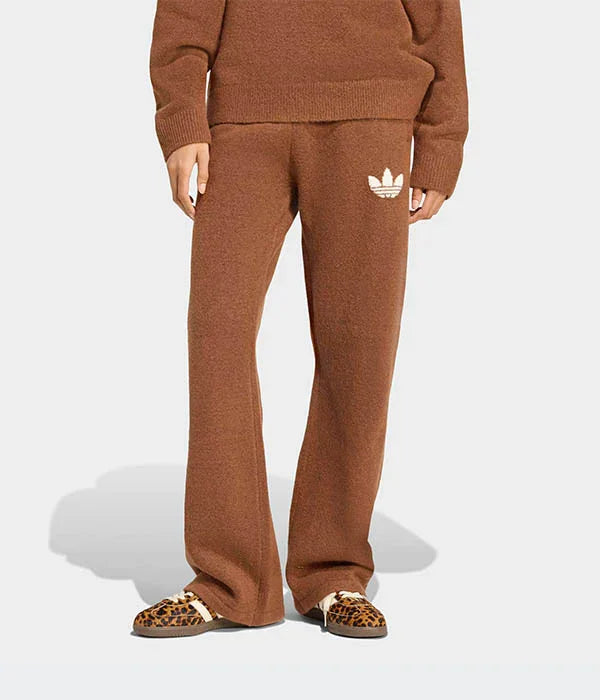 מכנסי טרנינג חומים עם לוגו אדידס לבן, דגם חדש ב-CHOZEN