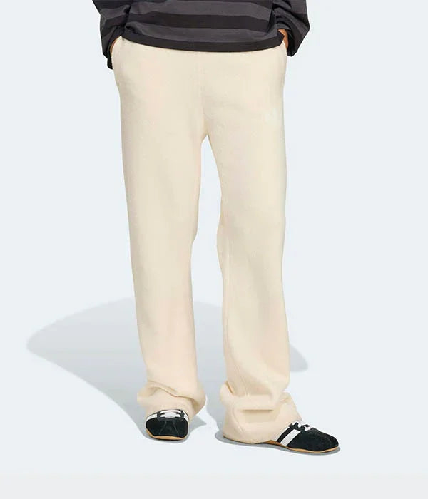 מכנסי טרנינג בצבע שמנת על דוגמן, אופנה לגברים באתר CHOZEN