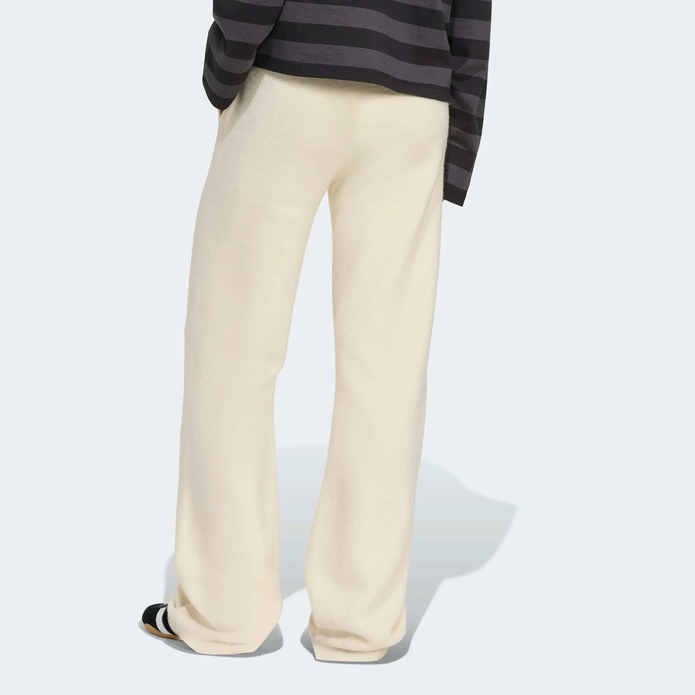 מכנסיים רחבים בגוון שמנת על דוגמן, מבט אחורי, אופנה מבית CHOZEN