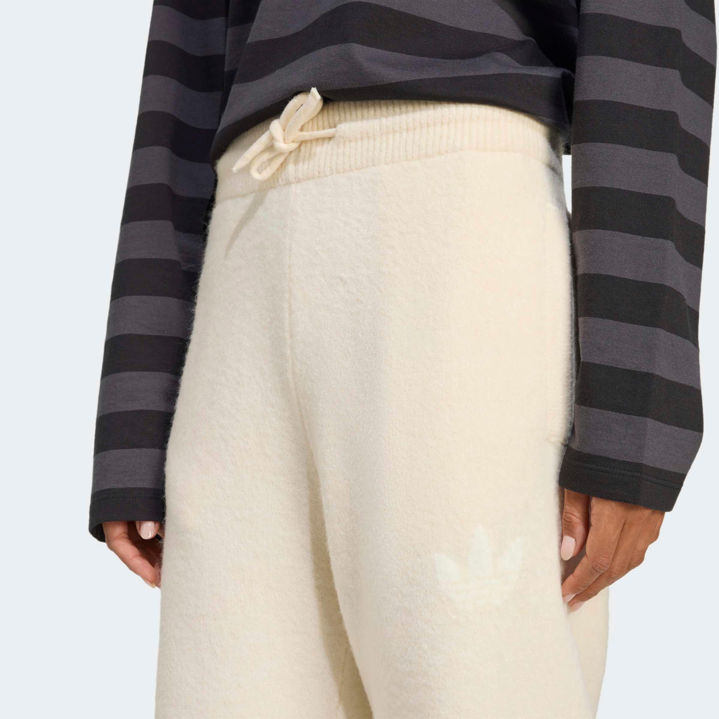 מכנסי טרנינג אדידס שמנת עם לוגו, חולצה מפוספסת, אופנה CHOZEN