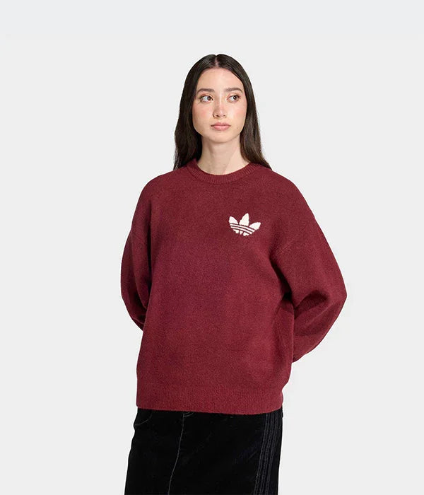 דוגמנית לובשת סוודר בורדו אדידס עם לוגו טרפל, אופנת נשים מותגים בינלאומיים CHOZEN