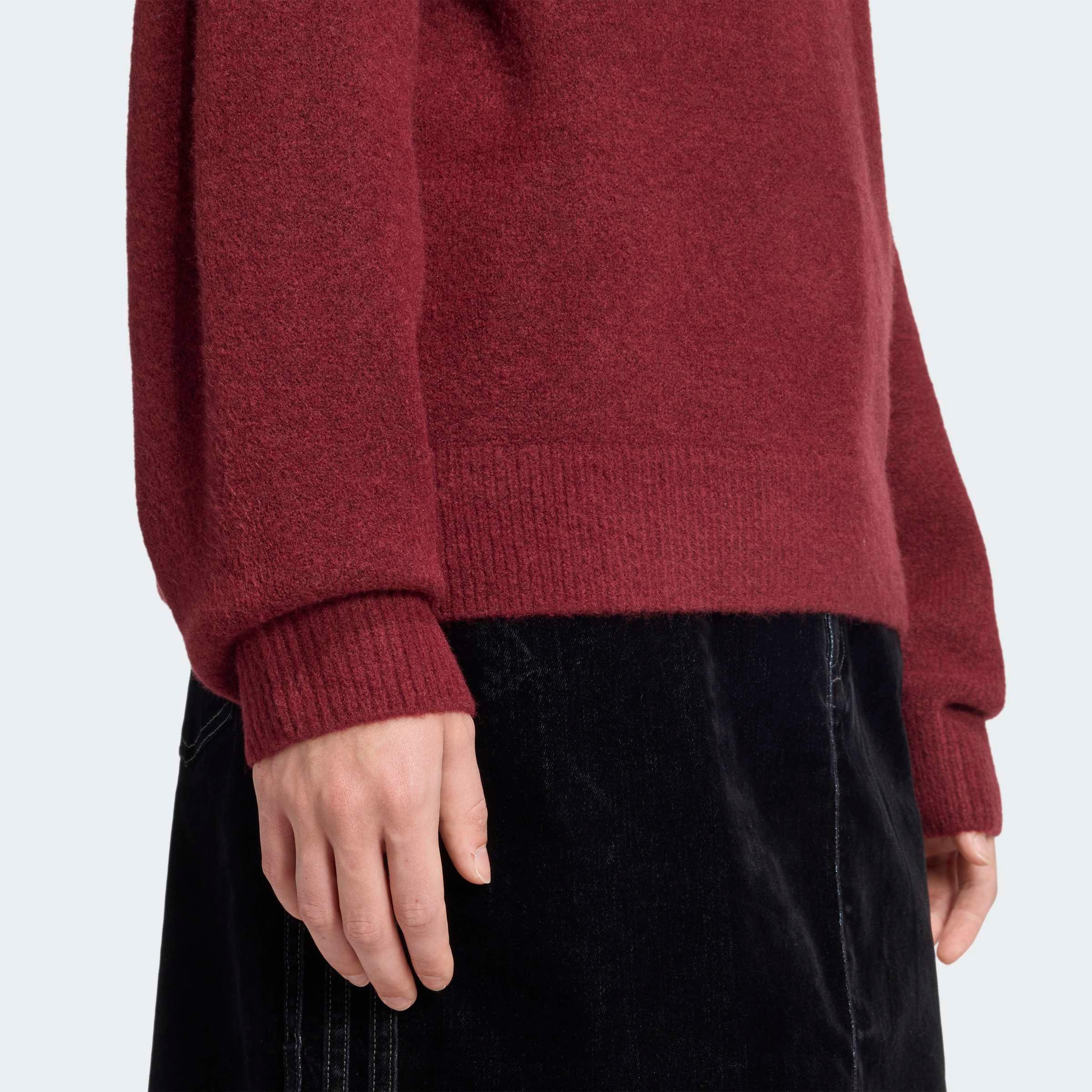 סוודר בורדו עם שרוולים ארוכים על רקע ניטרלי, צילום תקריב לדיטייל, CHOZEN