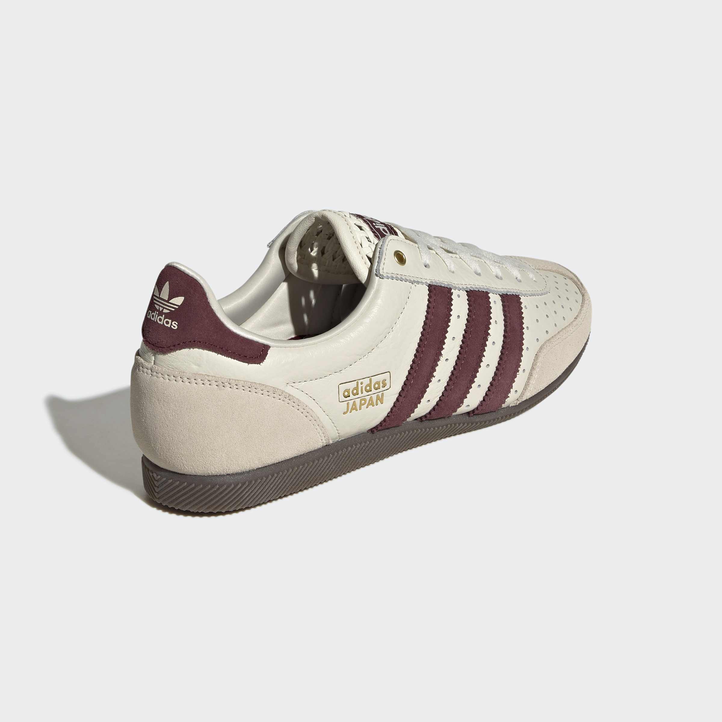 נעל ספורט עור בצבע בז' עם פסי זית ובורדו, דגם adidas JAPAN, נראית מזווית אחורית