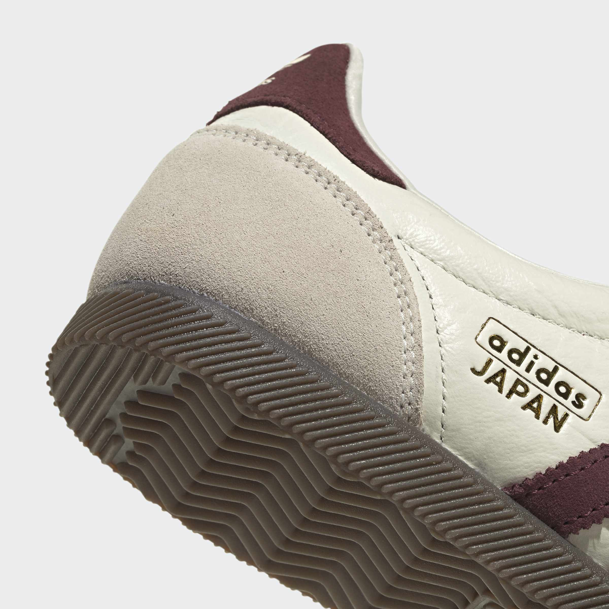 תקריב עקב סניקרס adidas JAPAN בגווני אפור ובורדו, סוליה זיגזג טקסטורה.