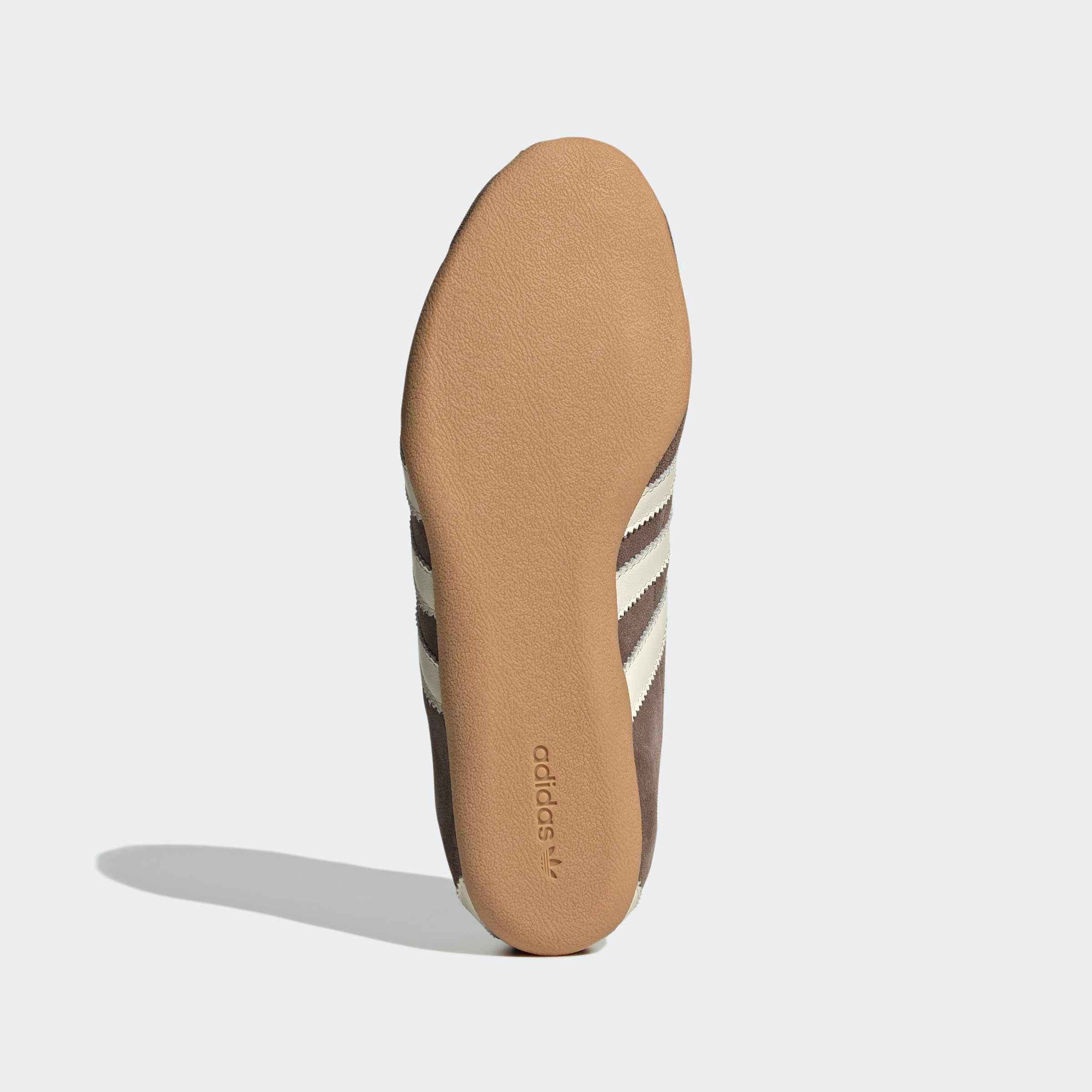 סוליית נעל adidas חומה עם פסים לבנים, צילום מוצר ל-CHOZEN, יבואן רשמי קבוצת אלפא