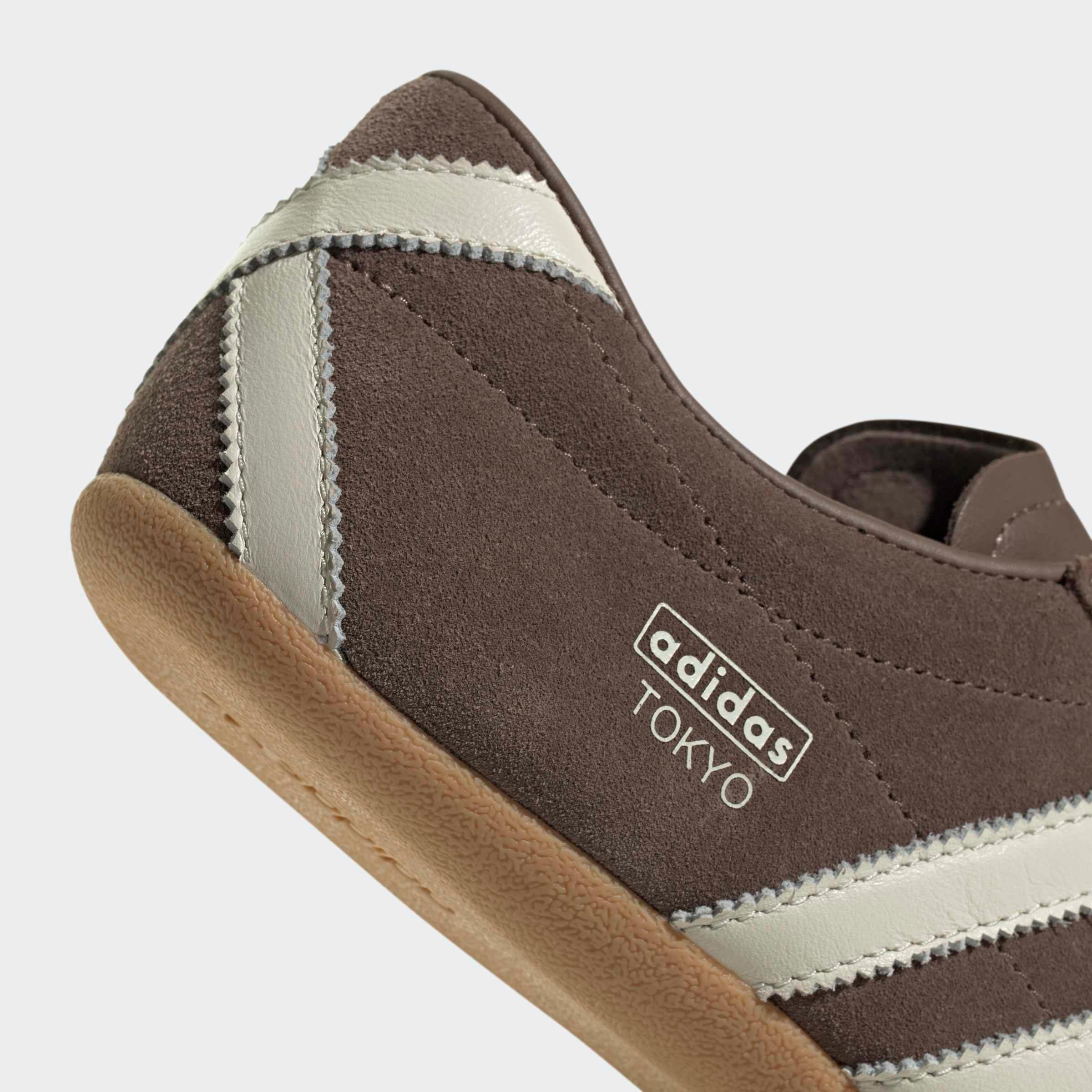 נעלי adidas TOKYO חומות עם פסי עור לבנים וסוליה בהירה, צילום תקריב לחנות CHOZEN