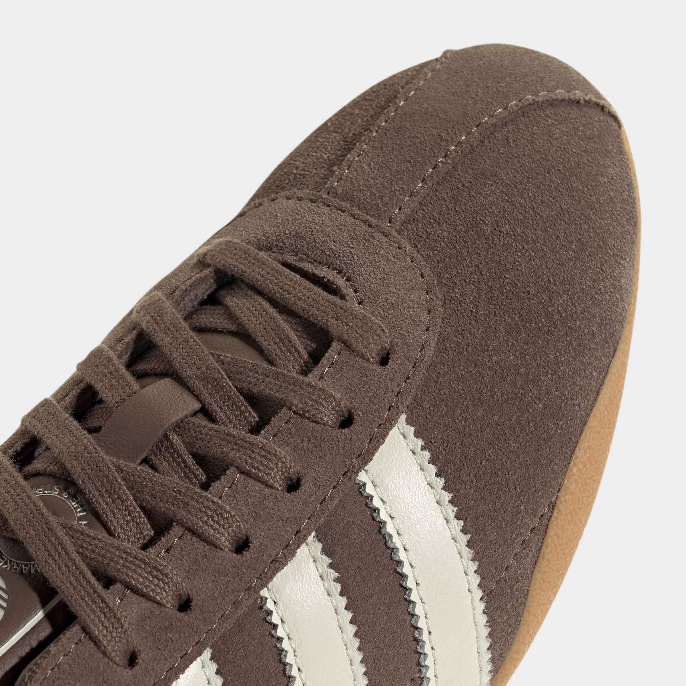 תקריב סניקרס זמש חום עם פסי עור לבנים, נעלי אופנה CHOZEN