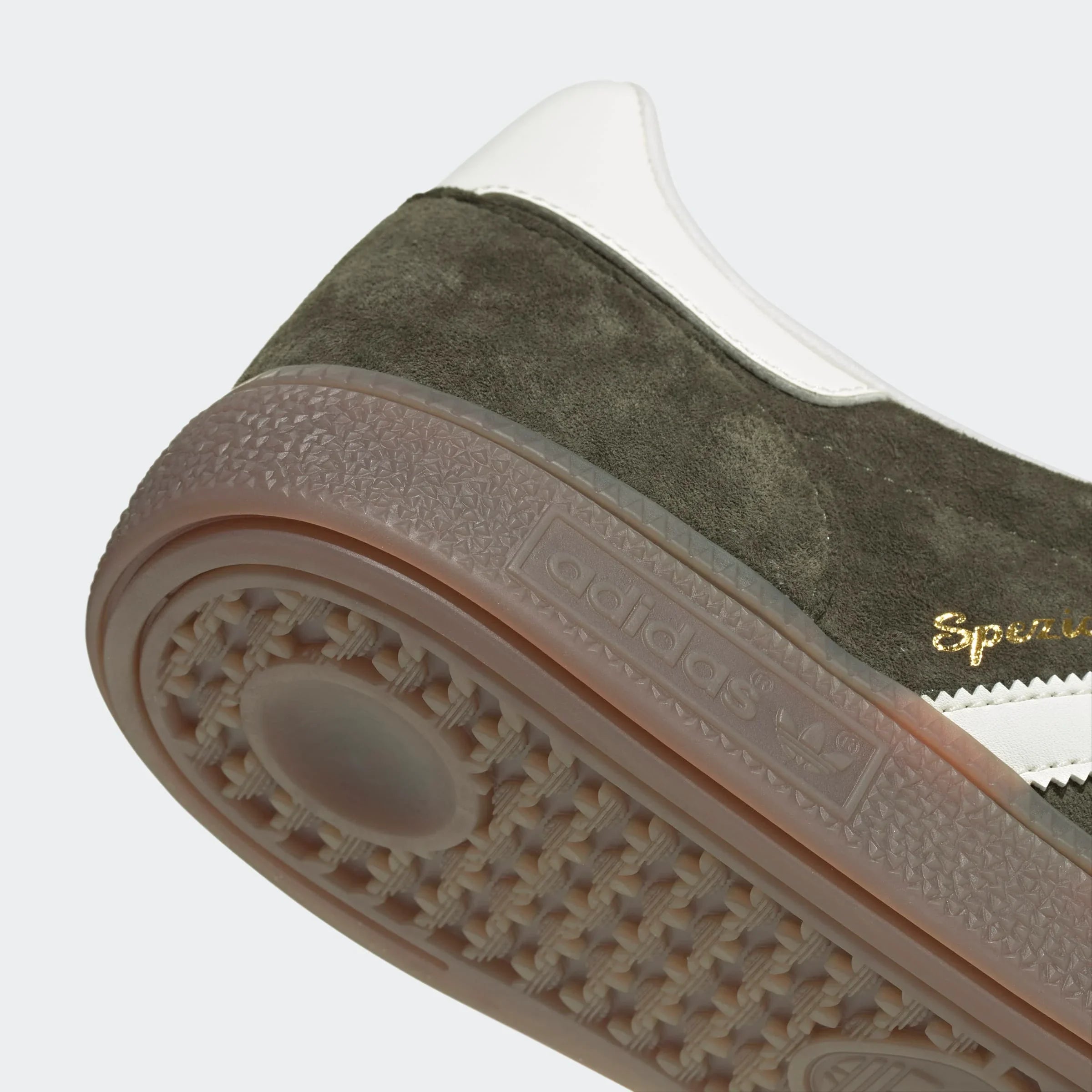 נעל אדידס סאמבה מזוית נמוכה, סוליה חומה, זמש ירוק כהה ולוגו זהב, באתר CHOZEN