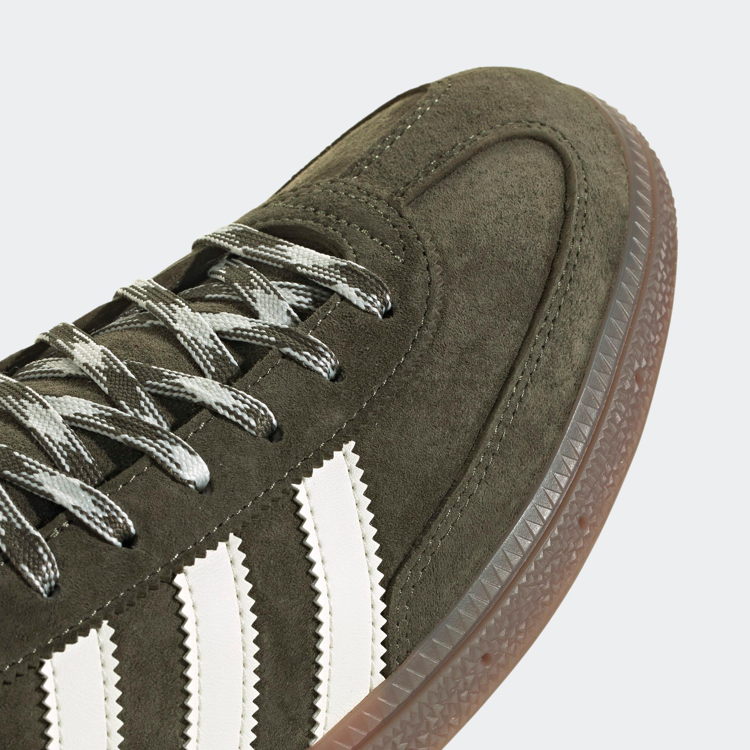 נעל סניקרס זית עם שלושה פסים לבנים, צילום מקרוב, מיתוג CHOZEN