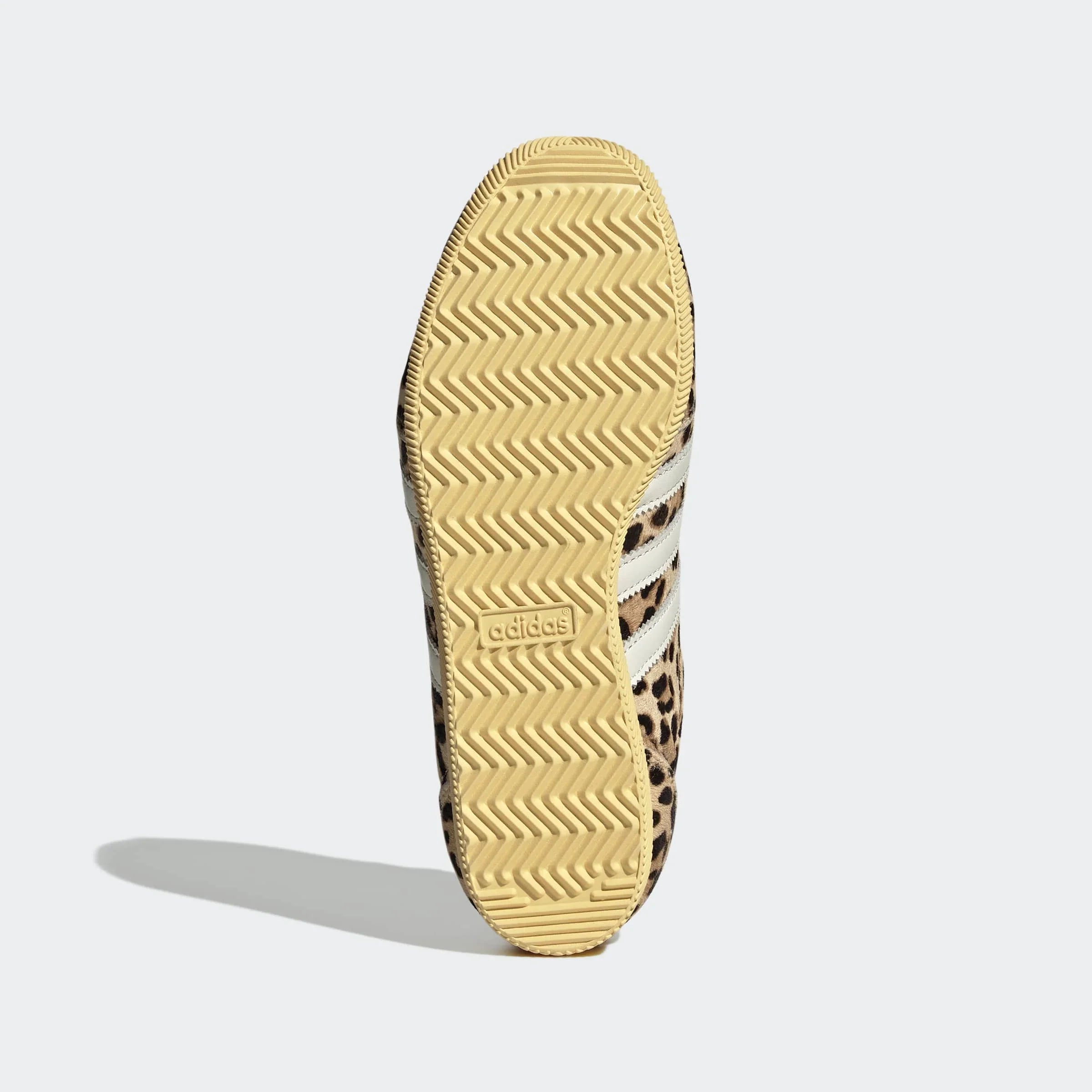 סוליית נעל אדידס בצבע בז' עם דוגמת חץ, ונגיעות מנומרות, צילום מוצר ל-CHOZEN