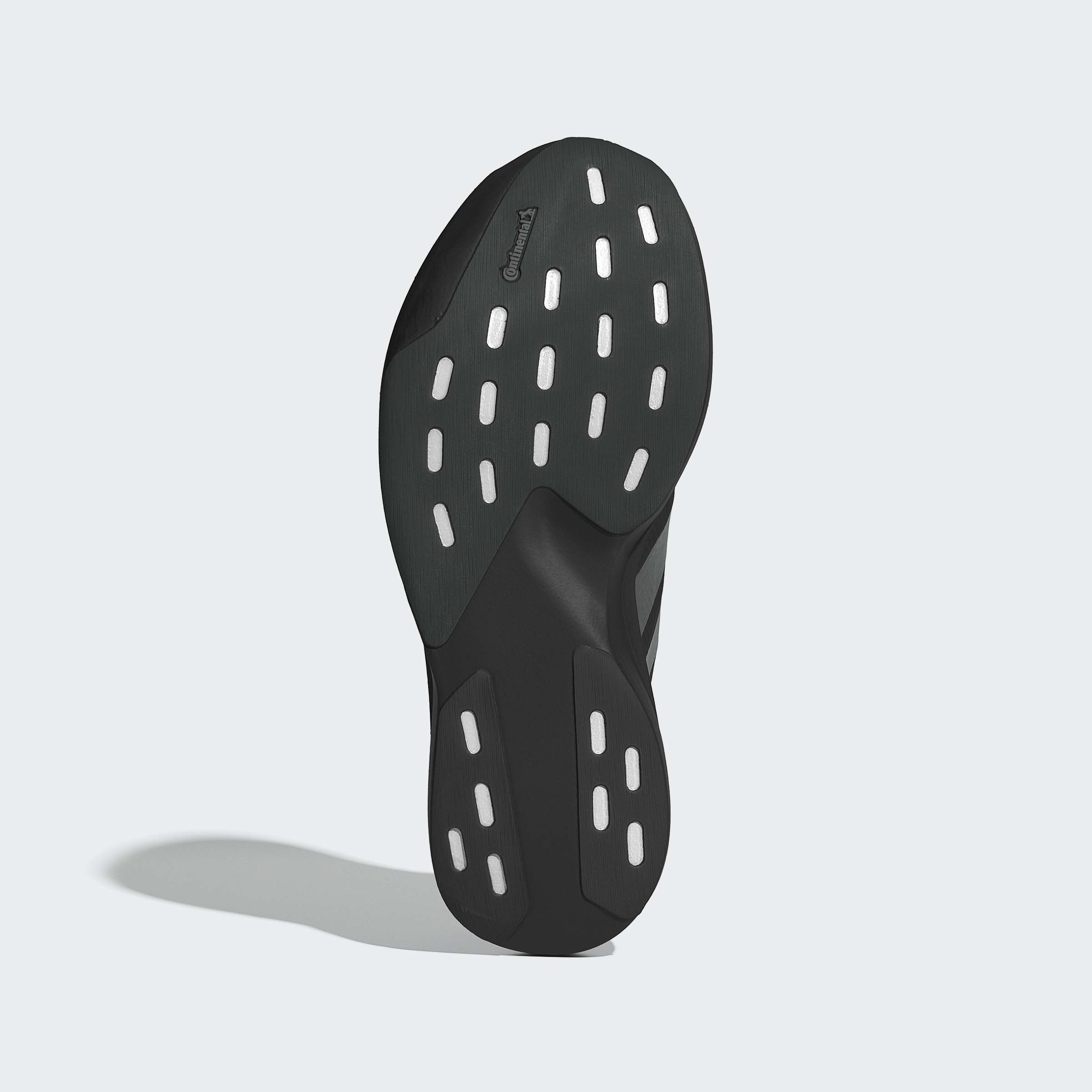 סוליית נעל ספורט שחורה עם תוספות לבנות ותבליט Continental, צילום תקריב