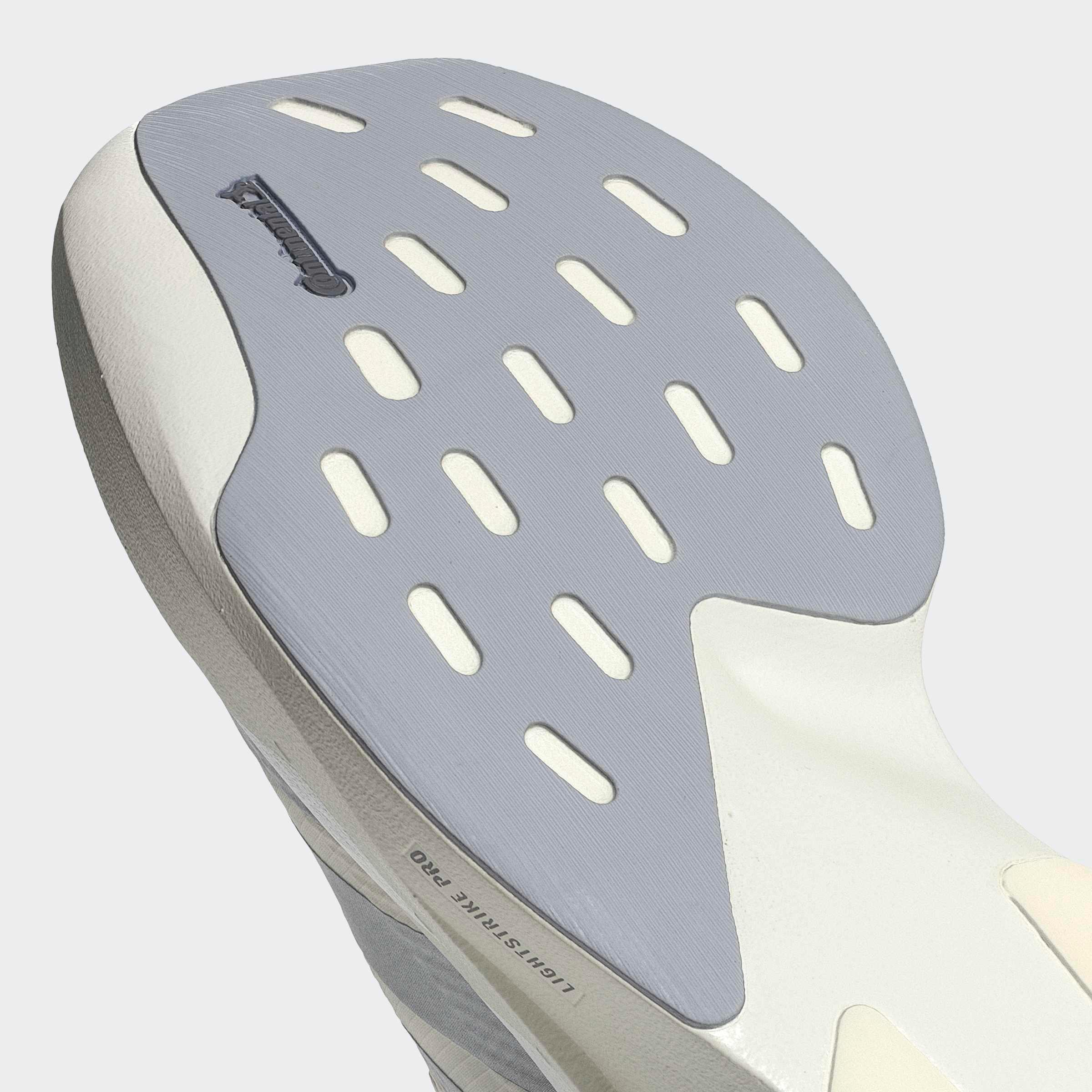 תקריב סוליית נעל ספורט אפורה עם חריצים, CHOZEN, מותגים מובילים מבית קבוצת אלפא