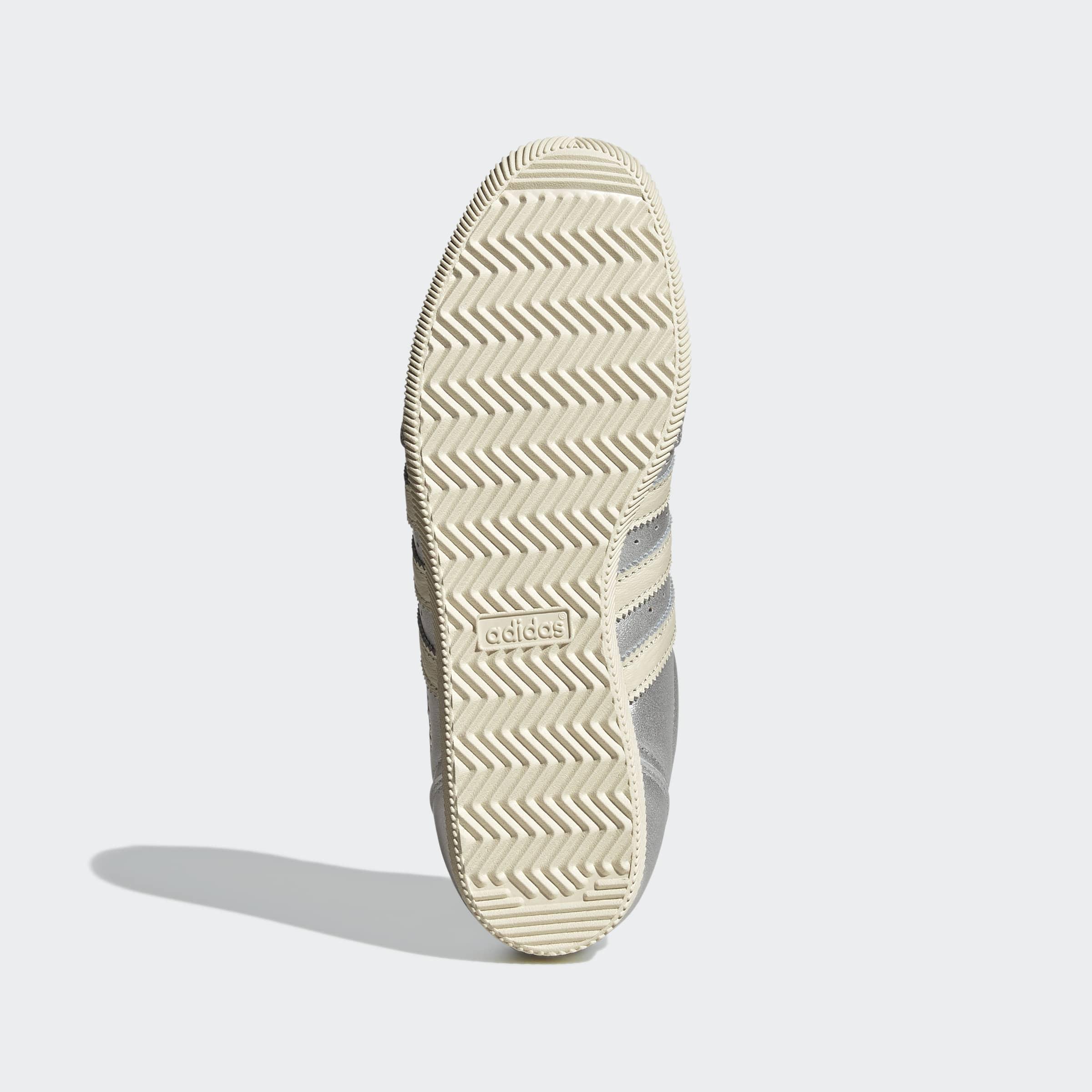 סוליית נעל אדידס בצבע בז' עם דפוס זיגזג, רקע לבן, מותגי על ב-CHOZEN