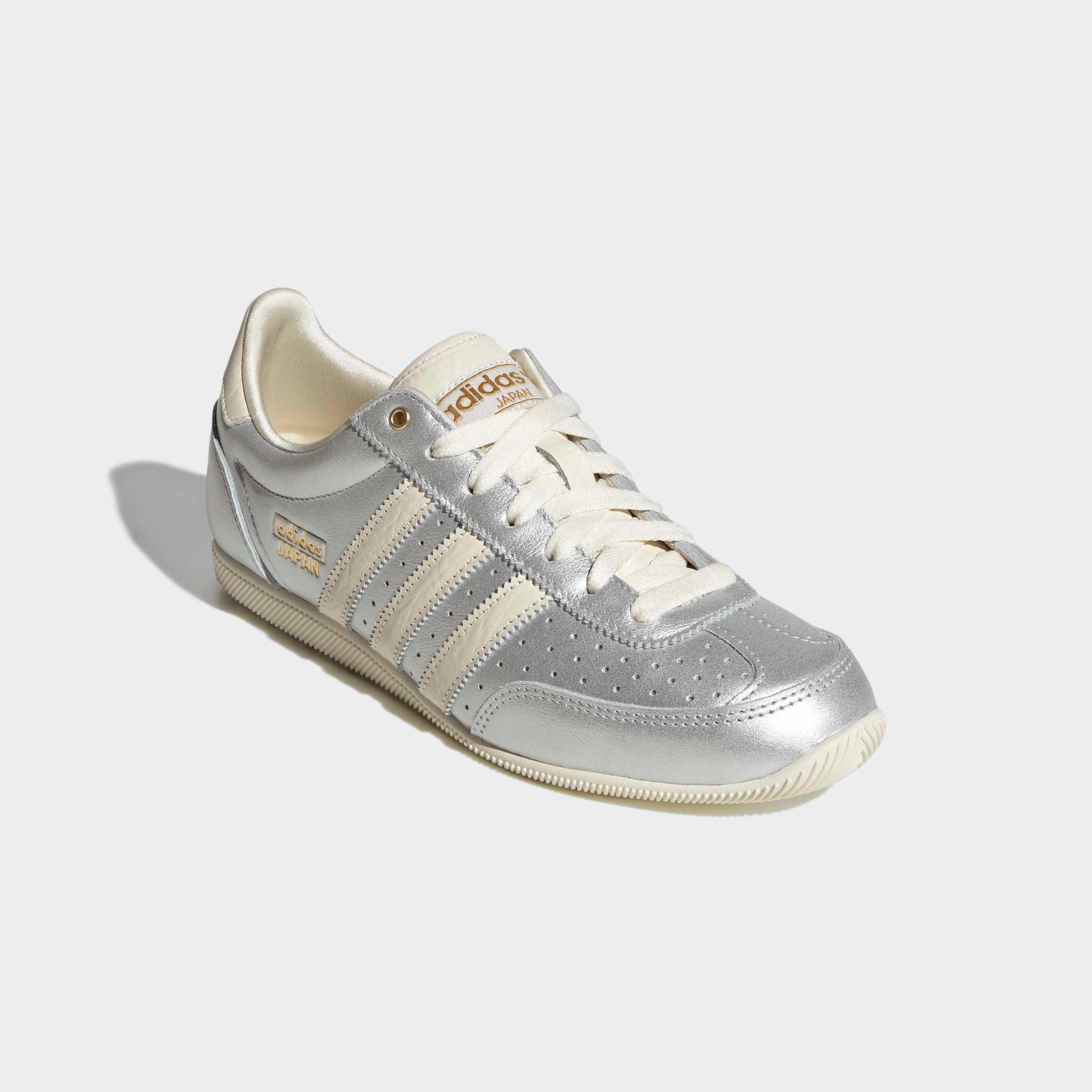 נעל סניקרס אדידס בגוון כסף ולבן עם שלושה פסים, באתר CHOZEN מותגים מובילים