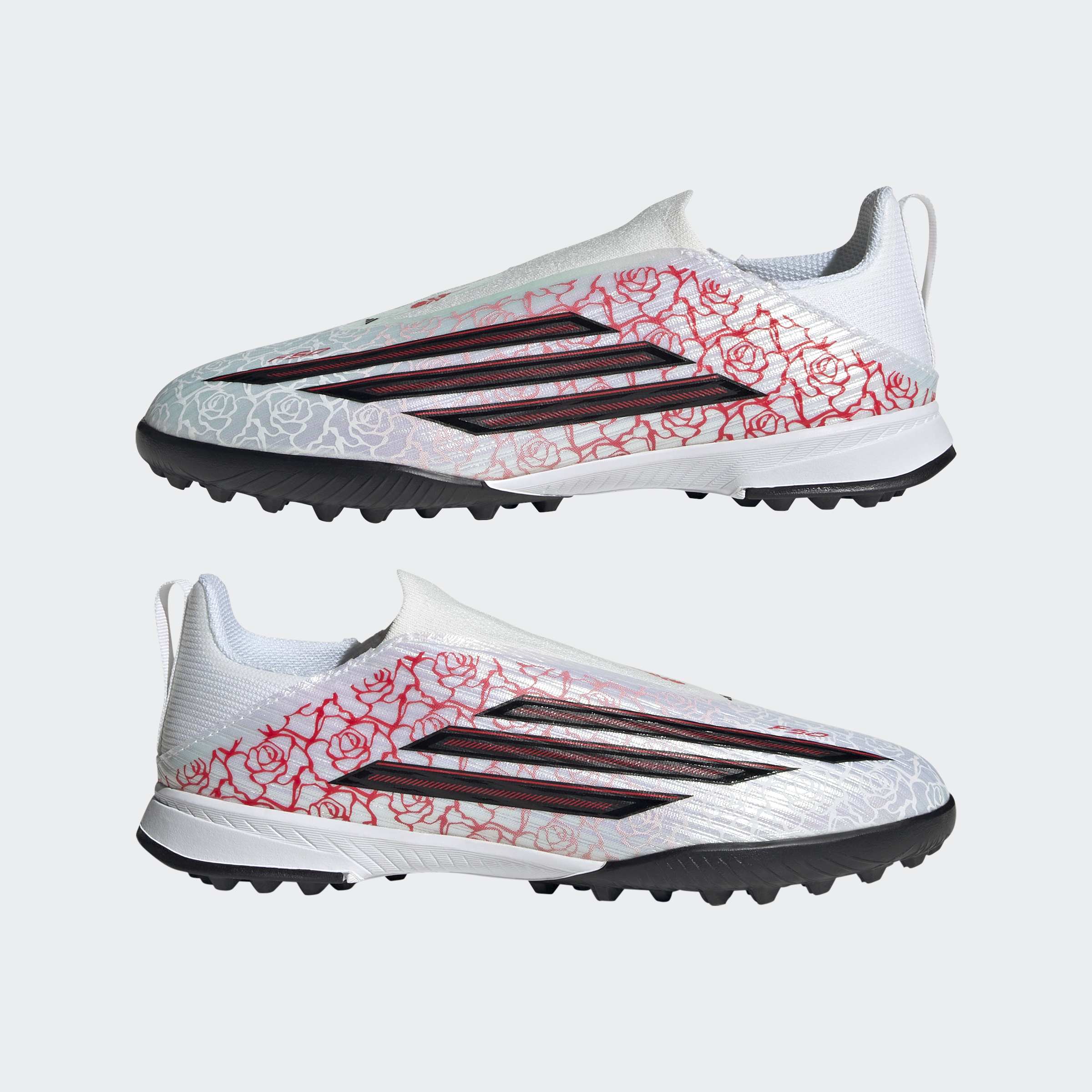 נעלי כדורגל שטח דמוי דשא בצבע לבן עם דוגמת ורדים אדומים וסוליה שחורה